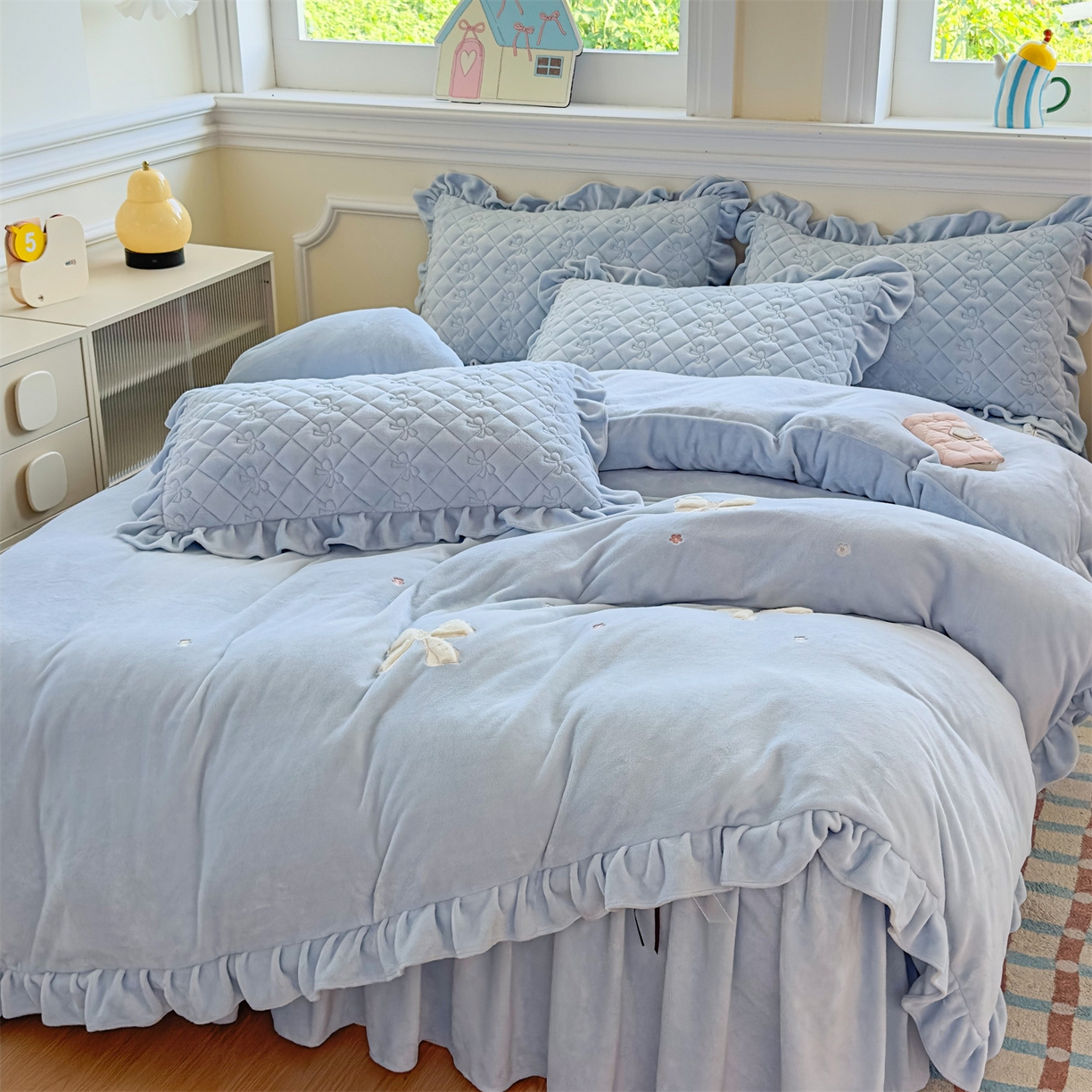 91家纺网 家纺一手货源 找家纺 恒爱家纺 2025新款牛奶绒贴布绣夹棉床裙四件套 天空蓝