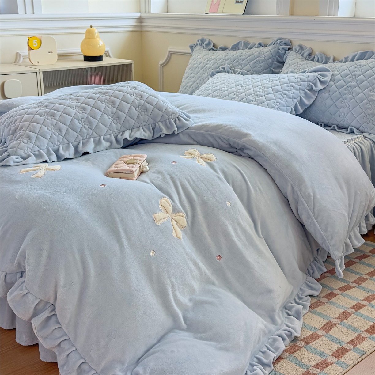 91家纺网 家纺一手货源 找家纺 恒爱家纺 2025新款牛奶绒贴布绣夹棉床裙四件套 天空蓝