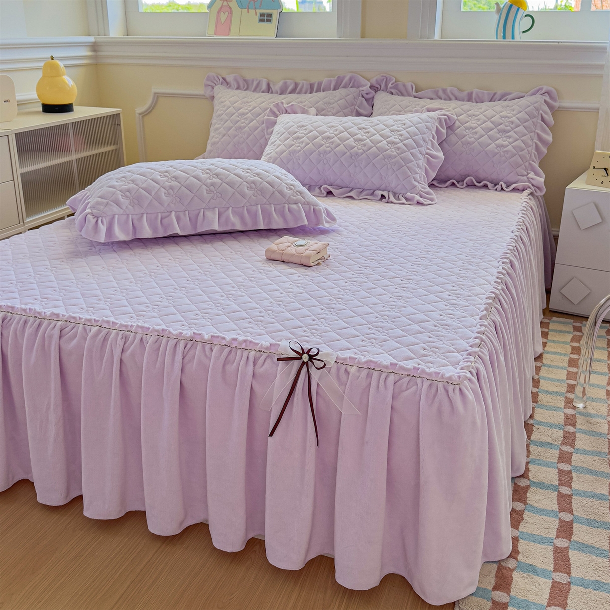 91家纺网 家纺一手货源 找家纺 恒爱家纺 2025新款牛奶绒贴布绣夹棉床裙四件套 浪漫紫