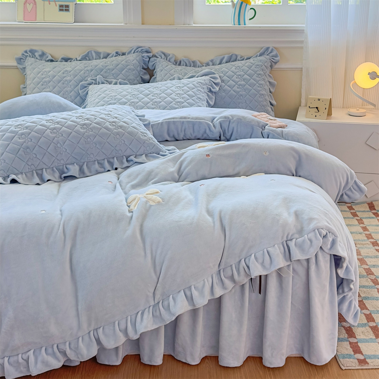 91家纺网 家纺一手货源 找家纺 恒爱家纺 2025新款牛奶绒贴布绣夹棉床裙四件套 天空蓝