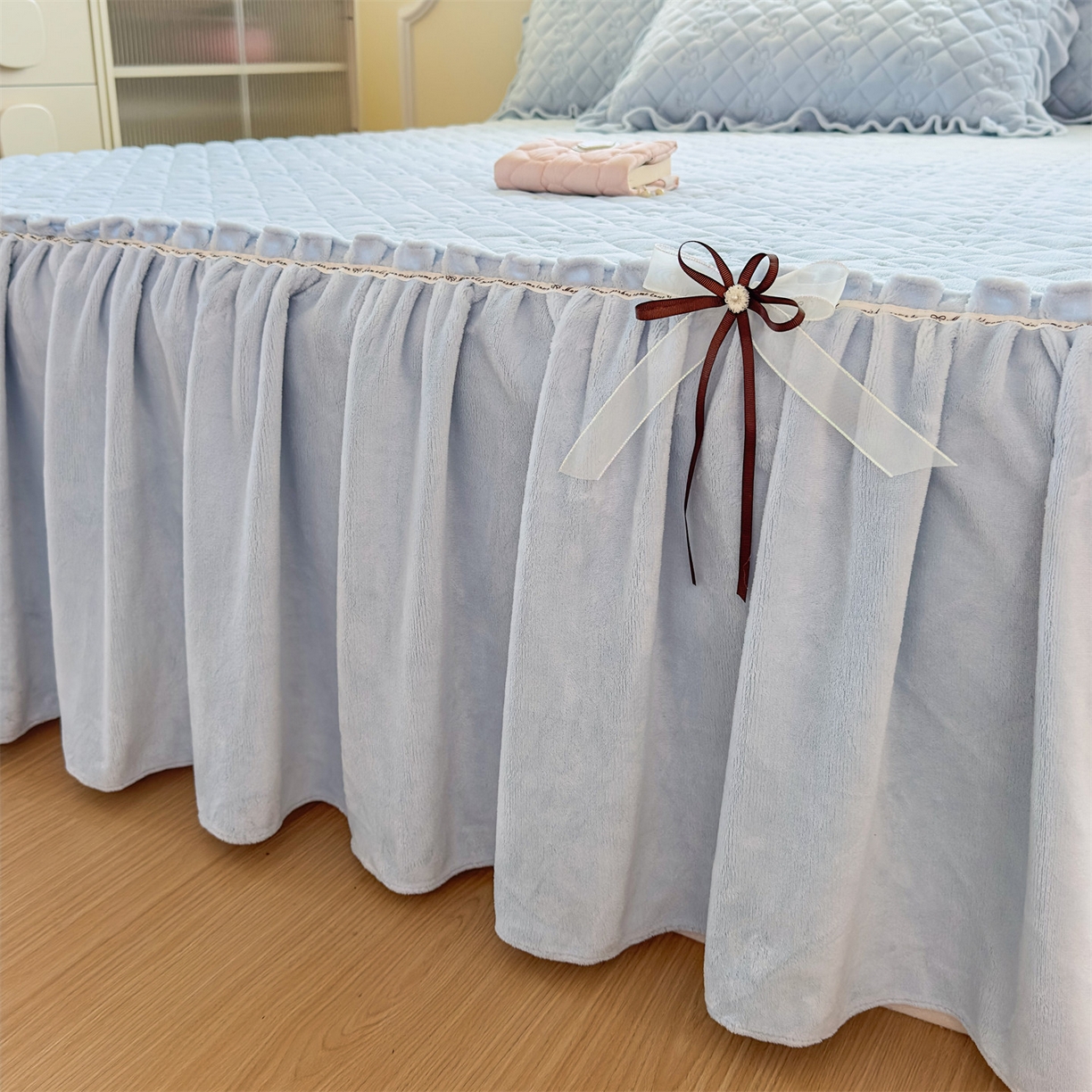 91家纺网 家纺一手货源 找家纺 恒爱家纺 2025新款牛奶绒贴布绣夹棉床裙四件套 天空蓝