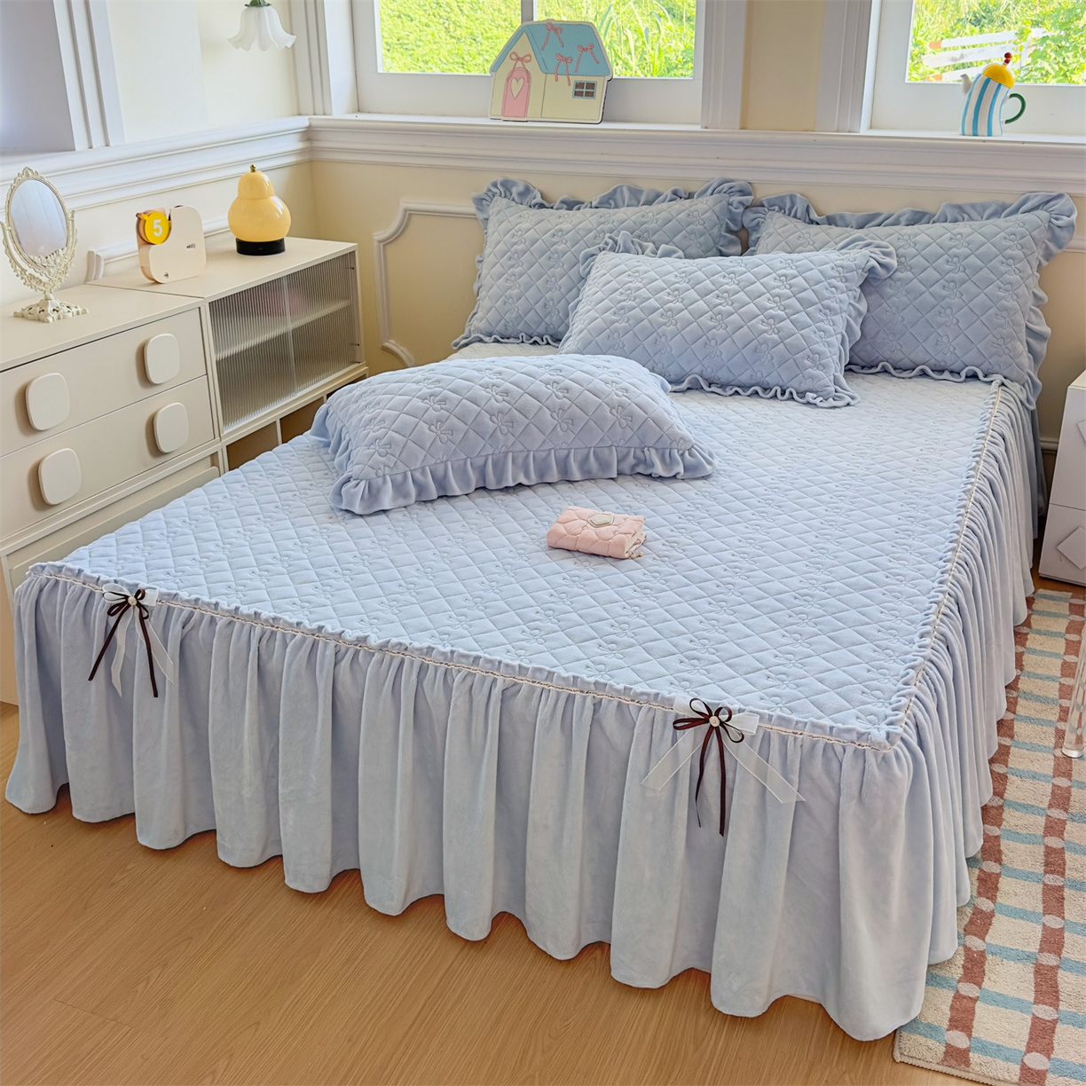 91家纺网 家纺一手货源 找家纺 恒爱家纺 2025新款牛奶绒贴布绣夹棉床裙四件套 天空蓝