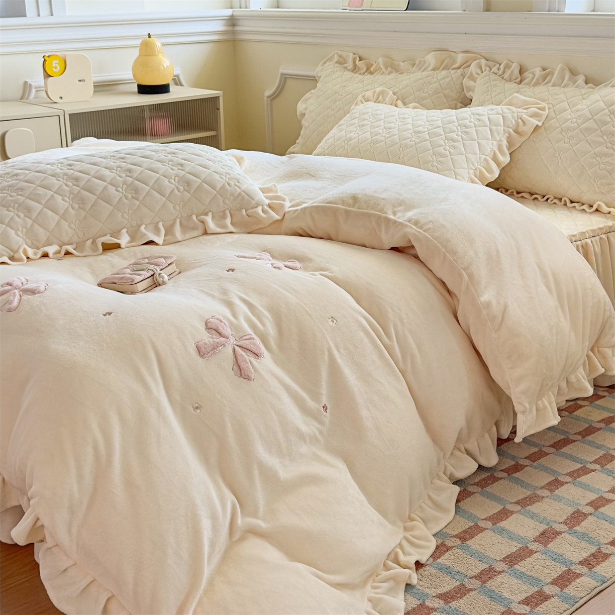 91家纺网 家纺一手货源 找家纺 恒爱家纺 2025新款牛奶绒贴布绣夹棉床裙四件套 象牙白