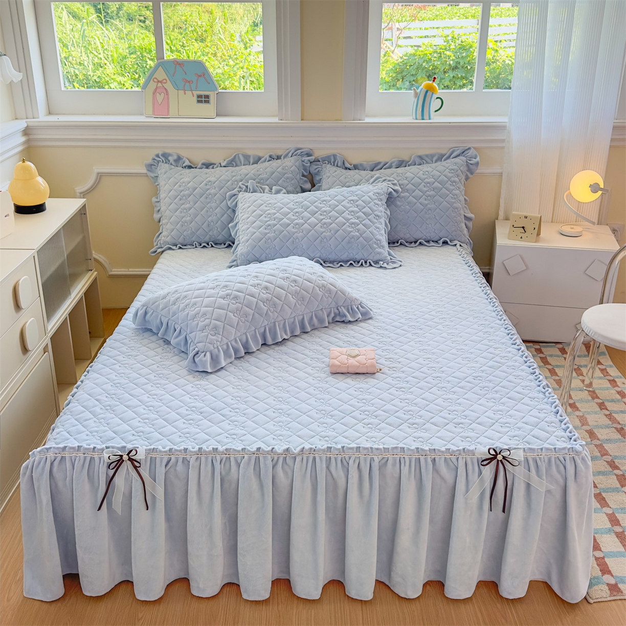 91家纺网 家纺一手货源 找家纺 恒爱家纺 2025新款牛奶绒贴布绣夹棉床裙四件套 天空蓝