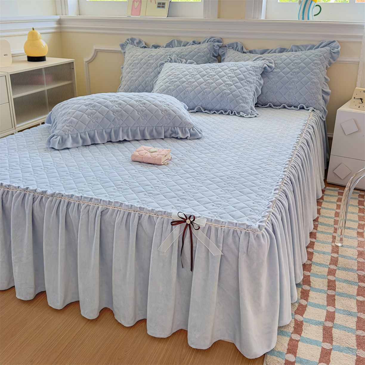 91家纺网 家纺一手货源 找家纺 恒爱家纺 2025新款牛奶绒贴布绣夹棉床裙四件套 天空蓝