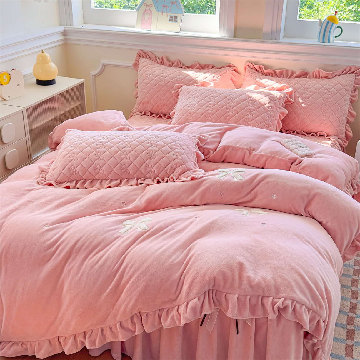 91家纺网 家纺一手货源 找家纺 恒爱家纺 2025新款牛奶绒贴布绣夹棉床裙四件套 豆沙红