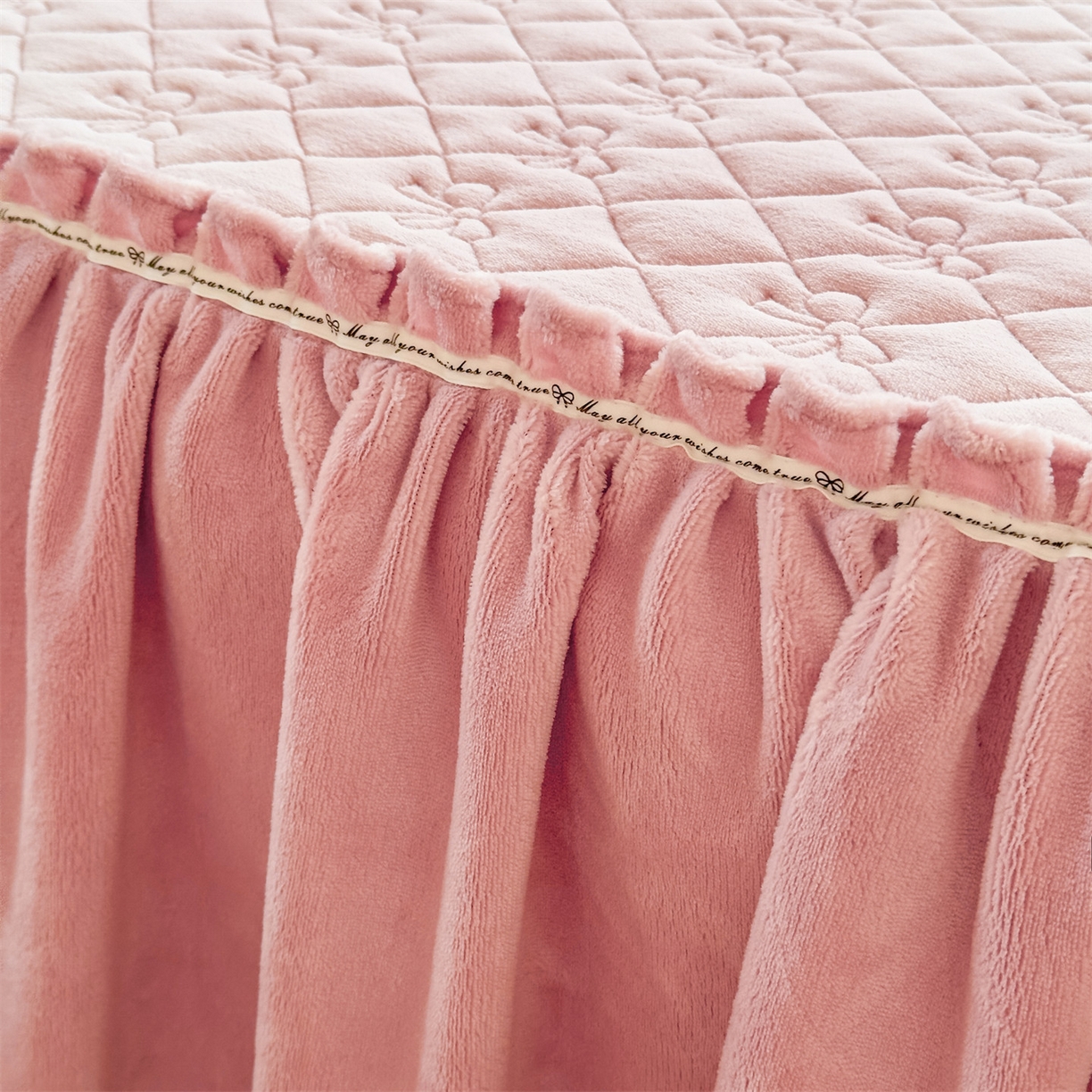 91家纺网 家纺一手货源 找家纺 恒爱家纺 2025新款牛奶绒贴布绣夹棉床裙四件套 豆沙红