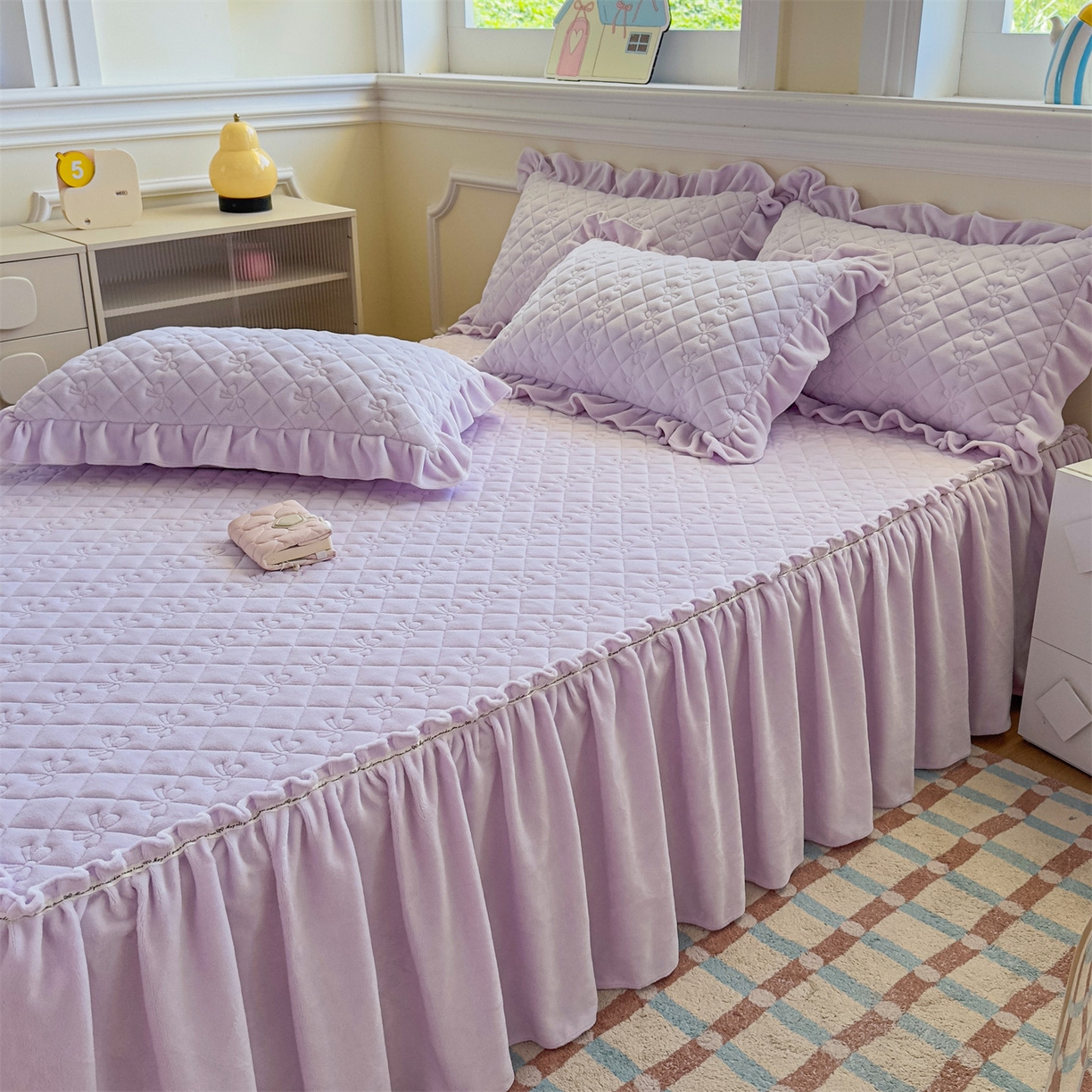 91家纺网 家纺一手货源 找家纺 恒爱家纺 2025新款牛奶绒贴布绣夹棉床裙四件套 浪漫紫