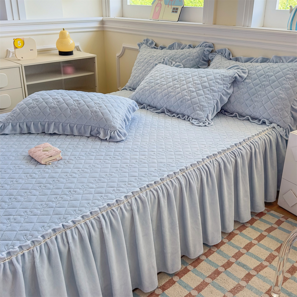 91家纺网 家纺一手货源 找家纺 恒爱家纺 2025新款牛奶绒贴布绣夹棉床裙四件套 天空蓝