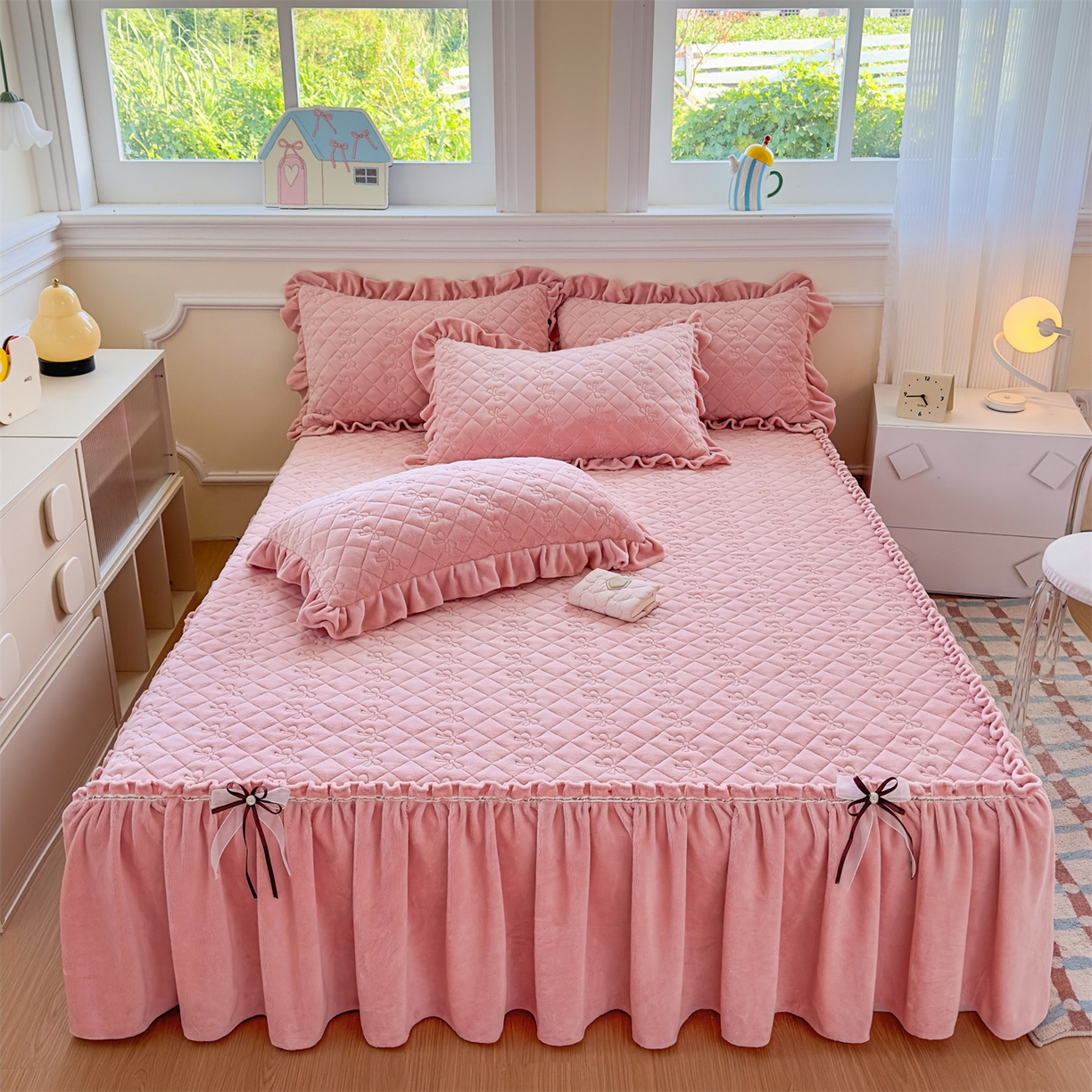 91家纺网 家纺一手货源 找家纺 恒爱家纺 2025新款牛奶绒贴布绣夹棉床裙四件套 豆沙红