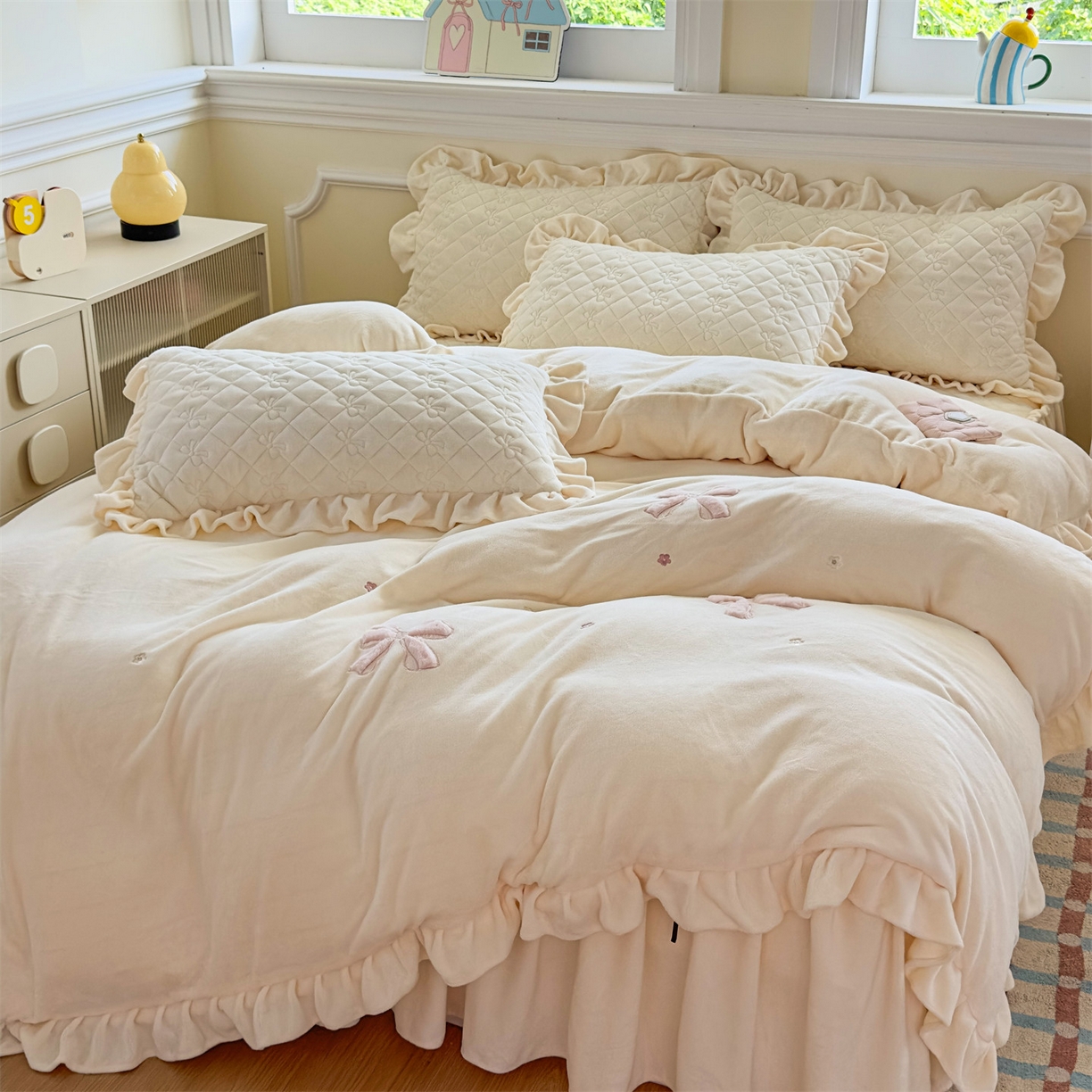 91家纺网 家纺一手货源 找家纺 恒爱家纺 2025新款牛奶绒贴布绣夹棉床裙四件套 象牙白