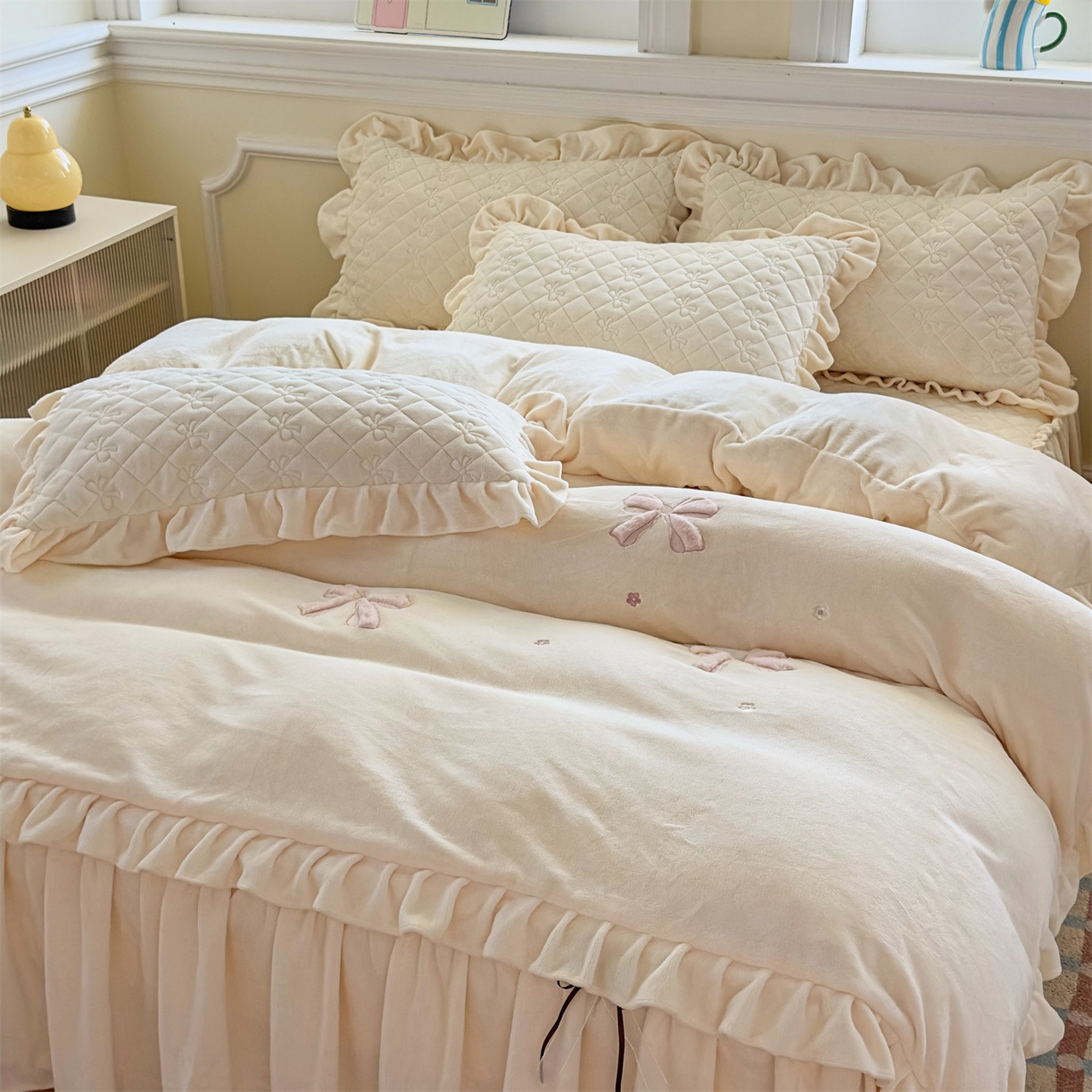 91家纺网 家纺一手货源 找家纺 恒爱家纺 2025新款牛奶绒贴布绣夹棉床裙四件套 象牙白