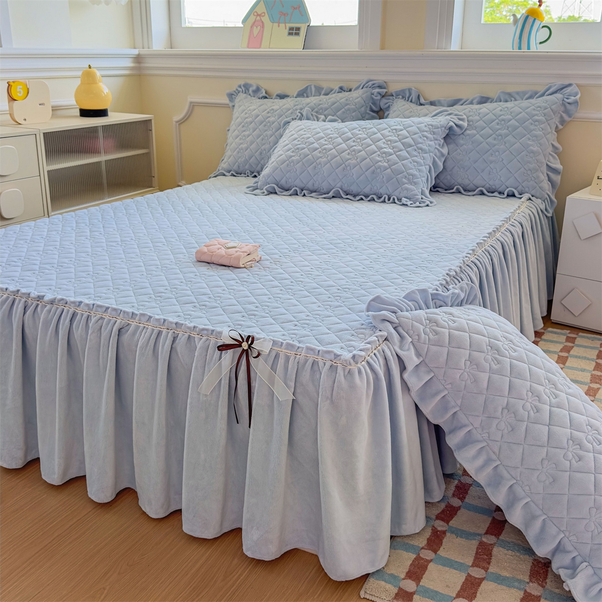 91家纺网 家纺一手货源 找家纺 恒爱家纺 2025新款牛奶绒贴布绣夹棉床裙四件套 天空蓝