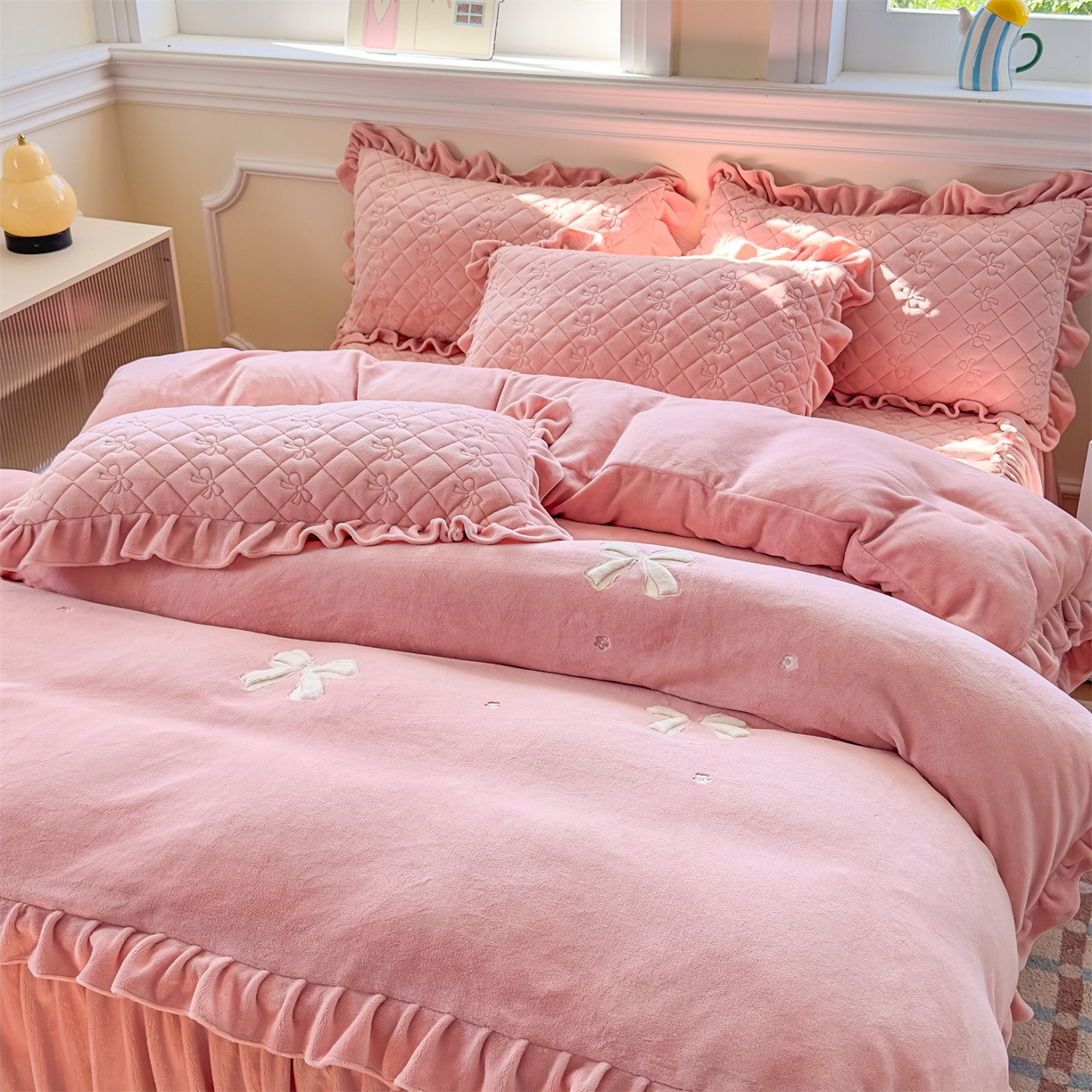 91家纺网 家纺一手货源 找家纺 恒爱家纺 2025新款牛奶绒贴布绣夹棉床裙四件套 豆沙红