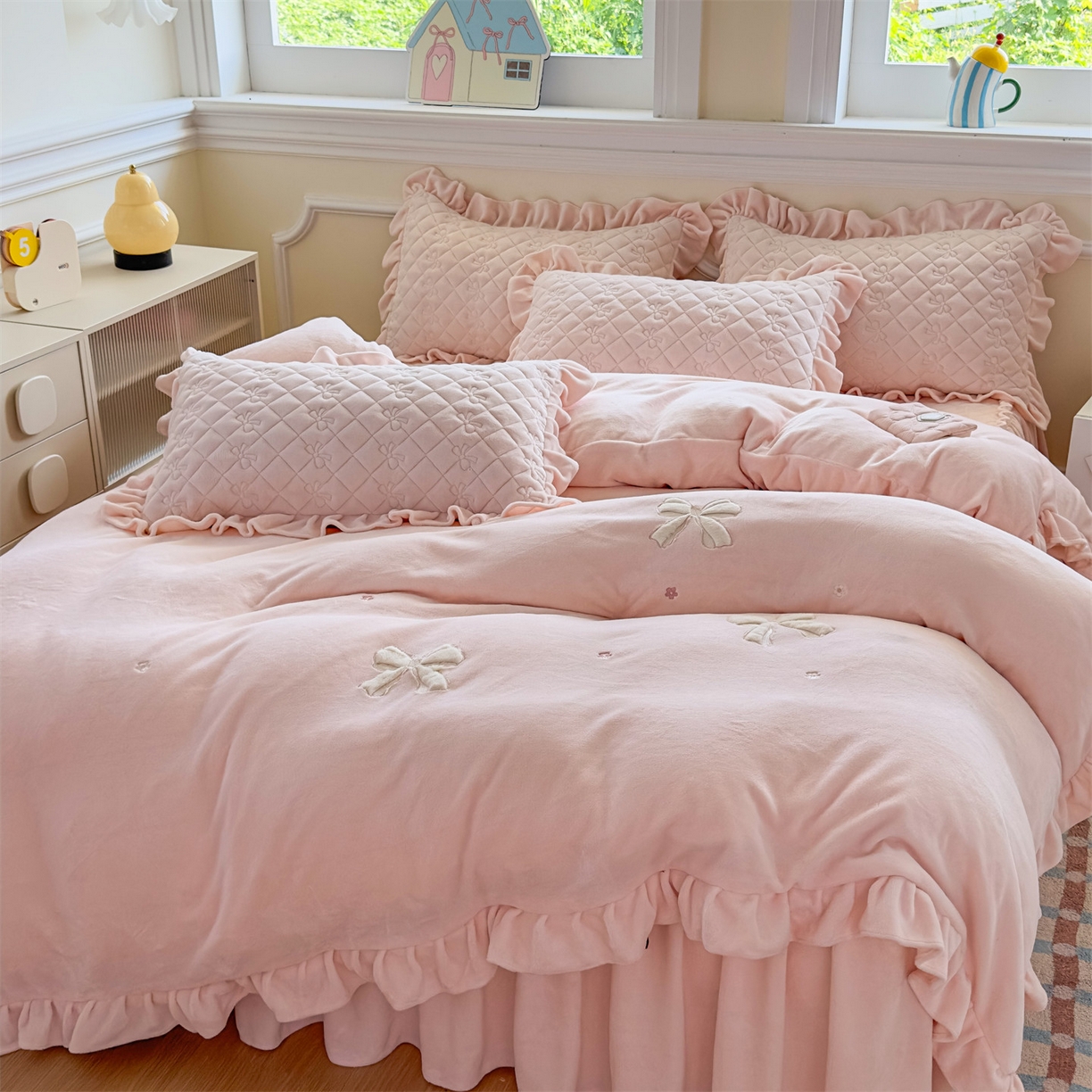 91家纺网 家纺一手货源 找家纺 恒爱家纺 2025新款牛奶绒贴布绣夹棉床裙四件套 温馨粉