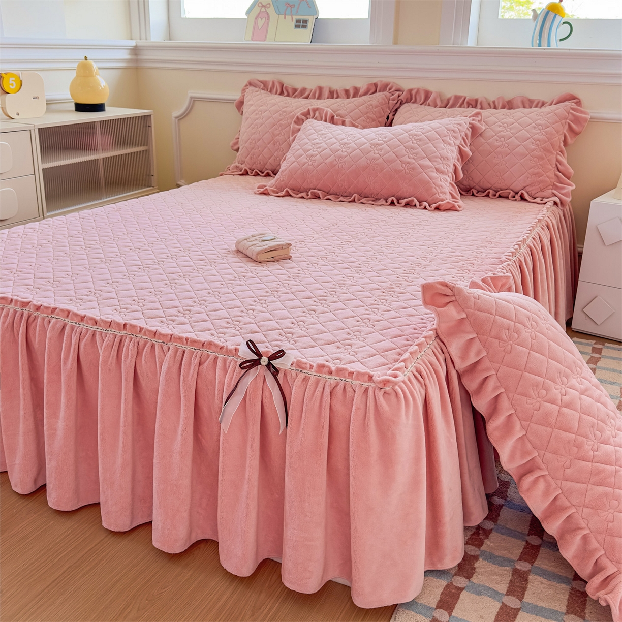 91家纺网 家纺一手货源 找家纺 恒爱家纺 2025新款牛奶绒贴布绣夹棉床裙四件套 豆沙红