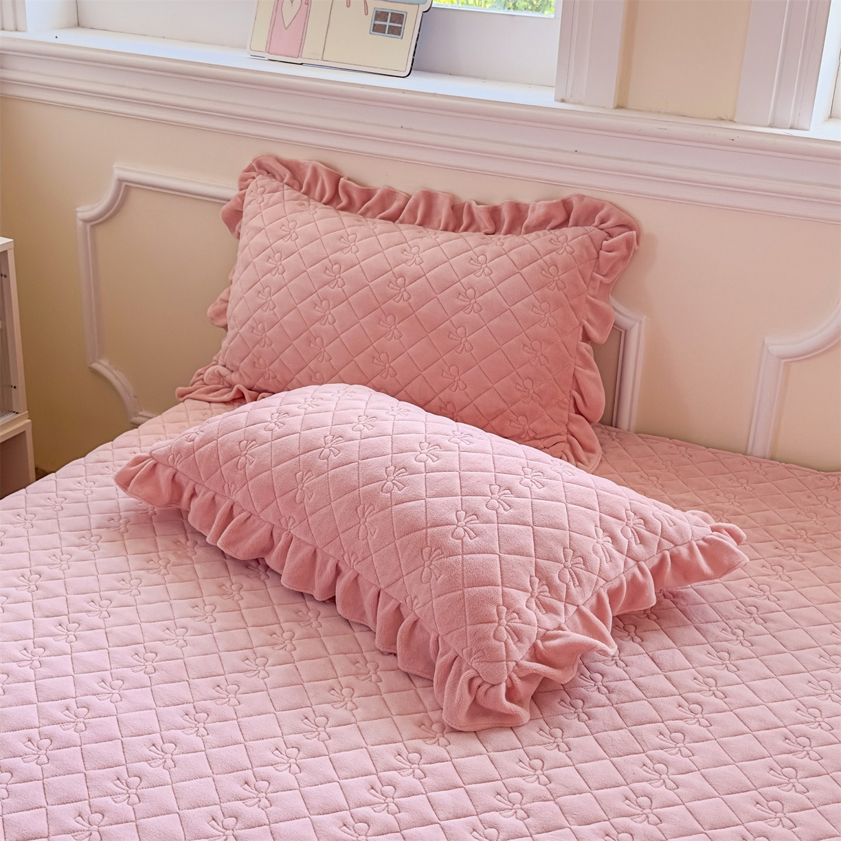 91家纺网 家纺一手货源 找家纺 恒爱家纺 2025新款牛奶绒贴布绣夹棉床裙四件套 豆沙红