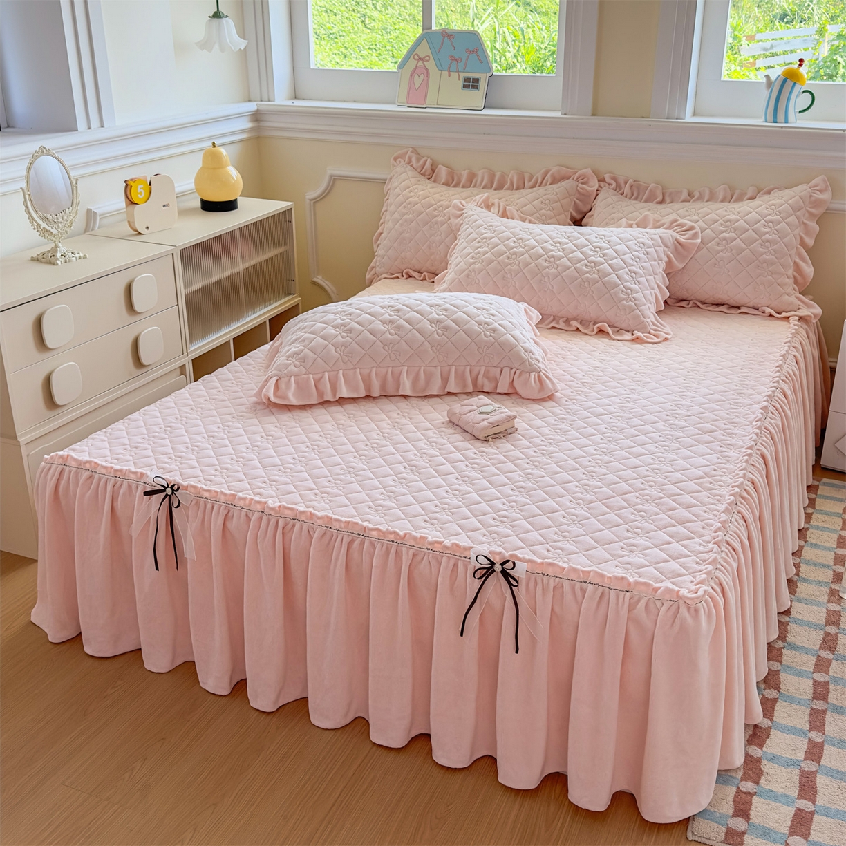 91家纺网 家纺一手货源 找家纺 恒爱家纺 2025新款牛奶绒贴布绣夹棉床裙四件套 温馨粉