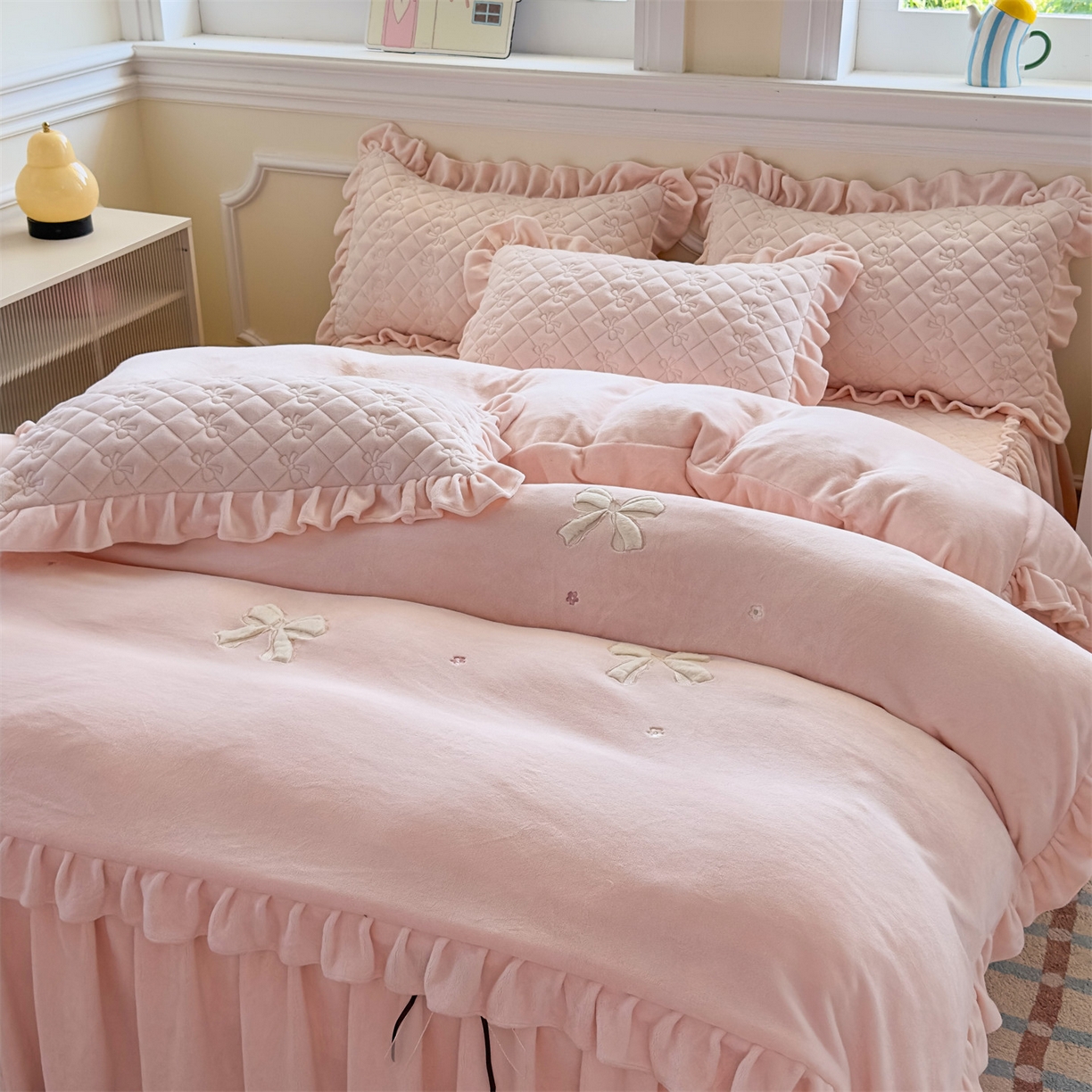 91家纺网 家纺一手货源 找家纺 恒爱家纺 2025新款牛奶绒贴布绣夹棉床裙四件套 温馨粉