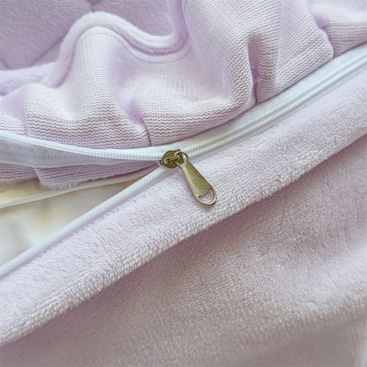 91家纺网 家纺一手货源 找家纺 恒爱家纺 2025新款牛奶绒贴布绣夹棉床裙四件套 浪漫紫