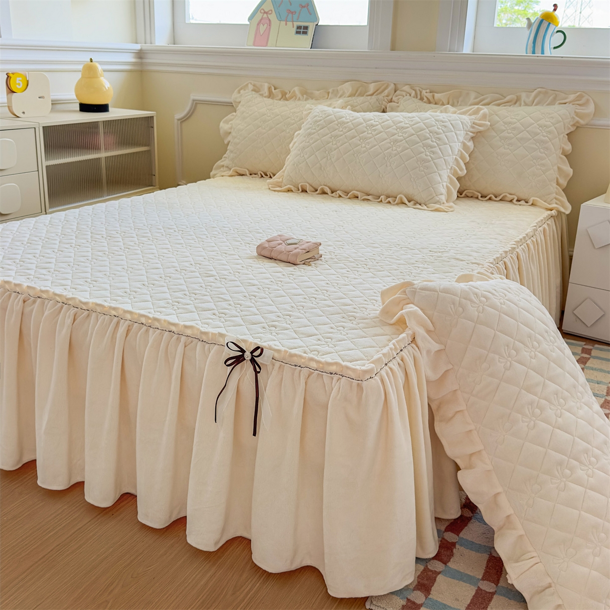 91家纺网 家纺一手货源 找家纺 恒爱家纺 2025新款牛奶绒贴布绣夹棉床裙四件套 象牙白