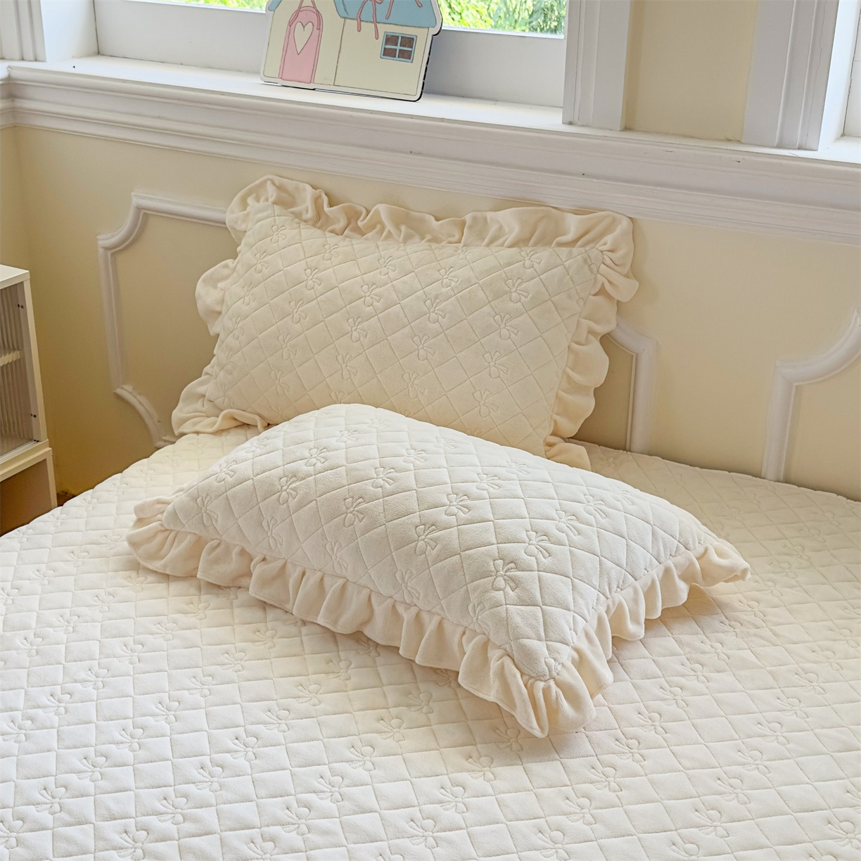 91家纺网 家纺一手货源 找家纺 恒爱家纺 2025新款牛奶绒贴布绣夹棉床裙四件套 象牙白