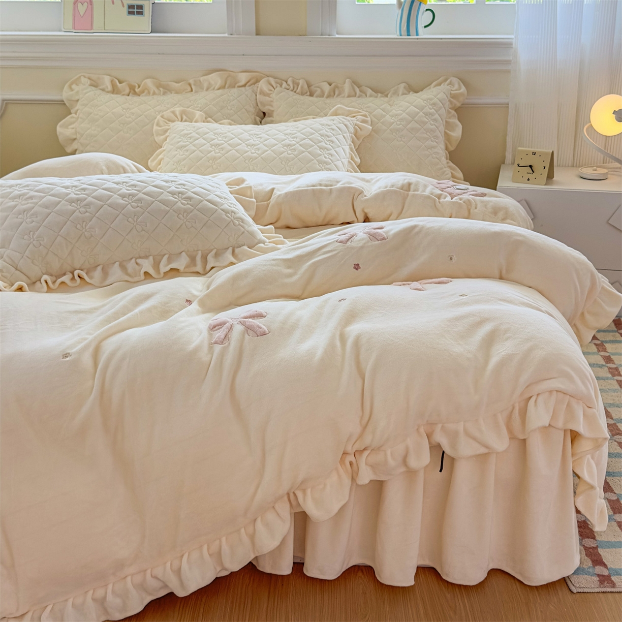 91家纺网 家纺一手货源 找家纺 恒爱家纺 2025新款牛奶绒贴布绣夹棉床裙四件套 象牙白