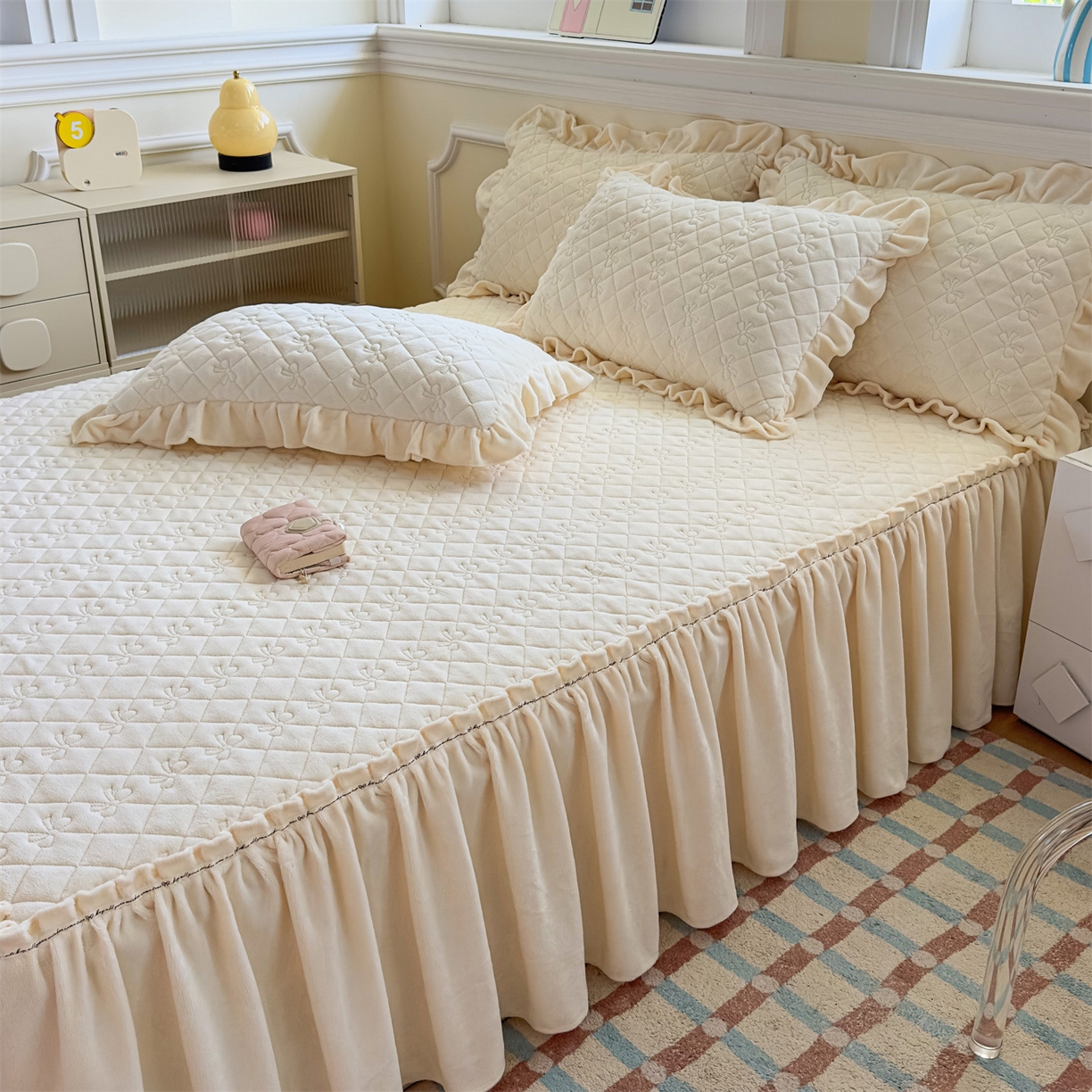 91家纺网 家纺一手货源 找家纺 恒爱家纺 2025新款牛奶绒贴布绣夹棉床裙四件套 象牙白