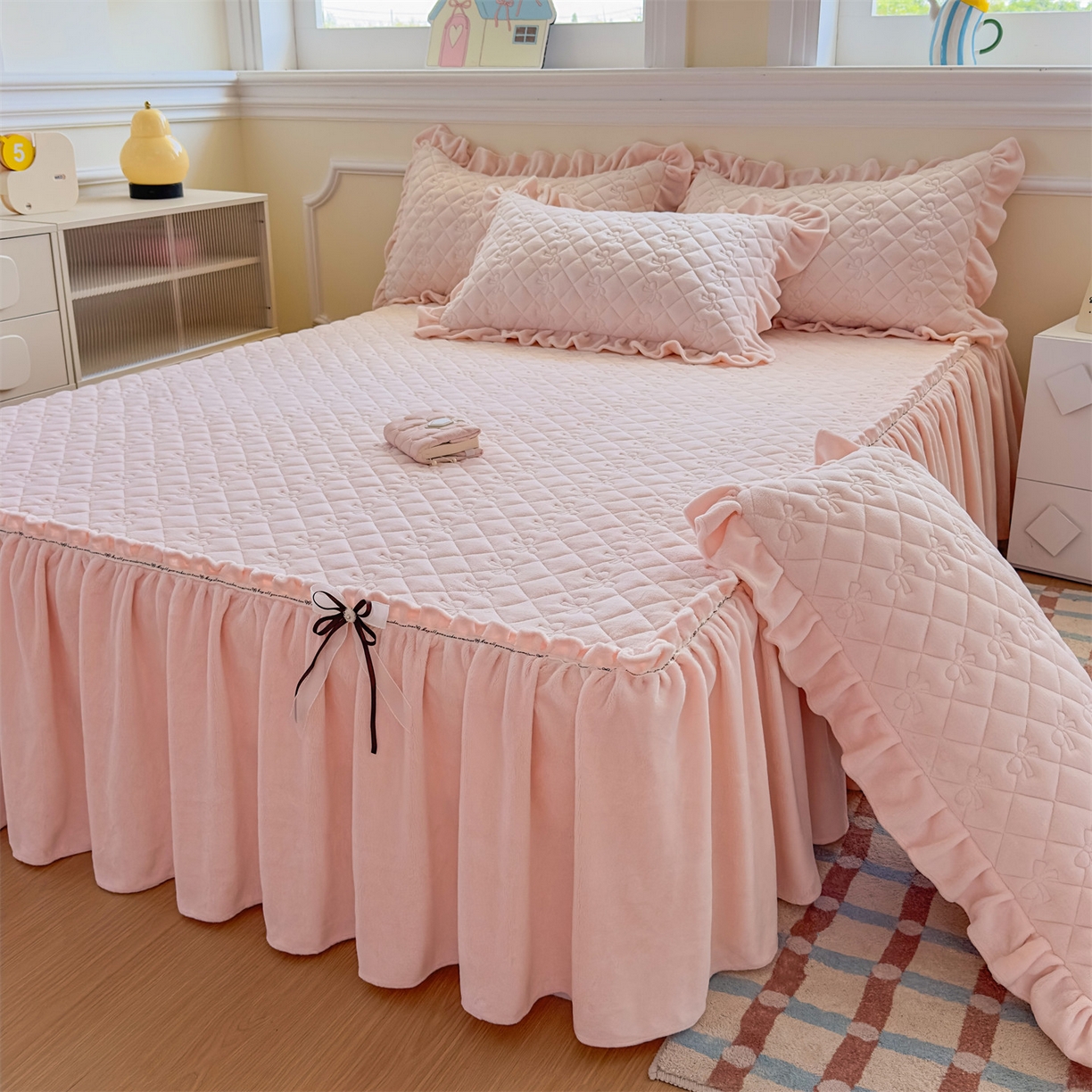 91家纺网 家纺一手货源 找家纺 恒爱家纺 2025新款牛奶绒贴布绣夹棉床裙四件套 温馨粉