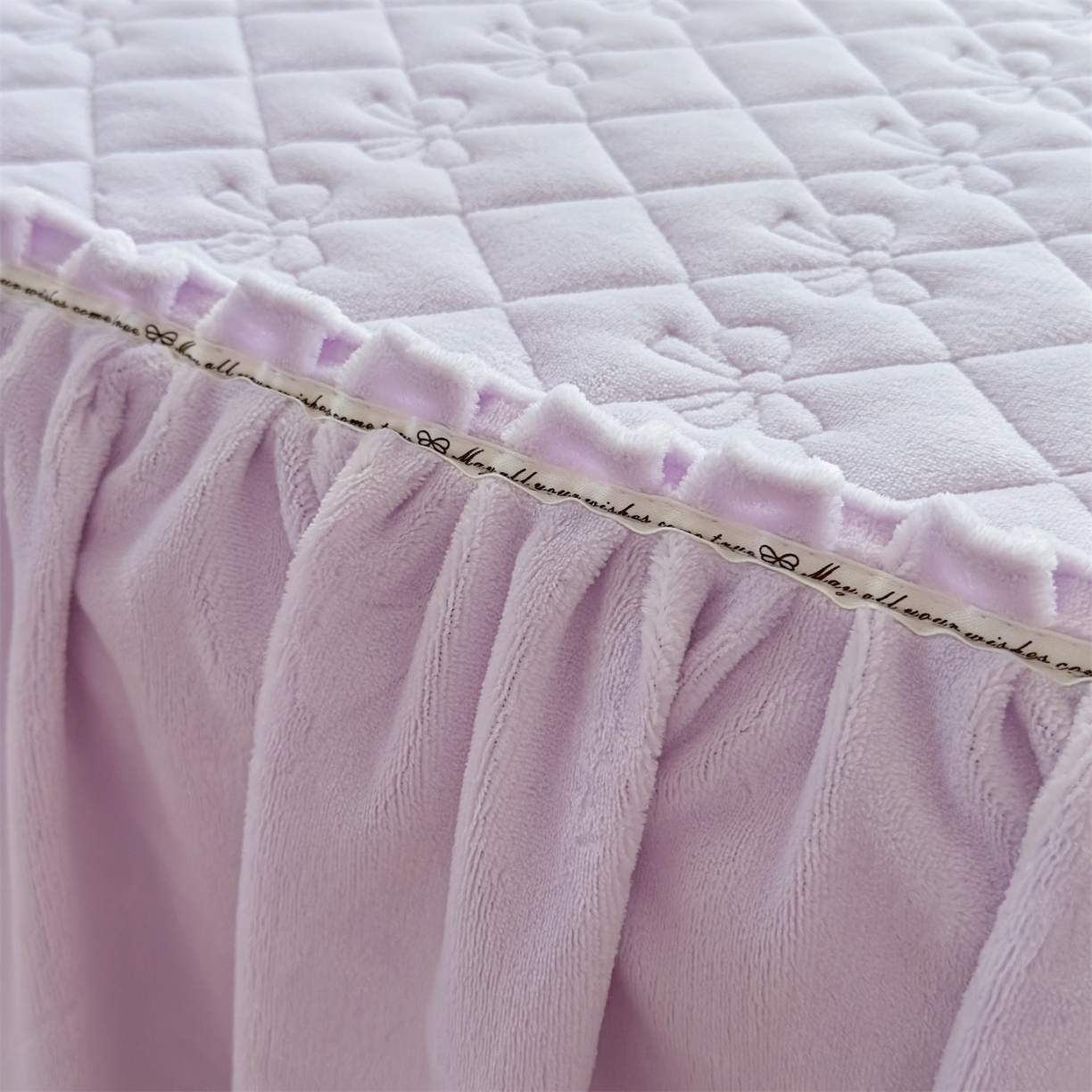 91家纺网 家纺一手货源 找家纺 恒爱家纺 2025新款牛奶绒贴布绣夹棉床裙四件套 浪漫紫