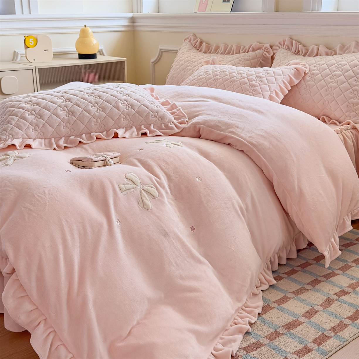 91家纺网 家纺一手货源 找家纺 恒爱家纺 2025新款牛奶绒贴布绣夹棉床裙四件套 温馨粉