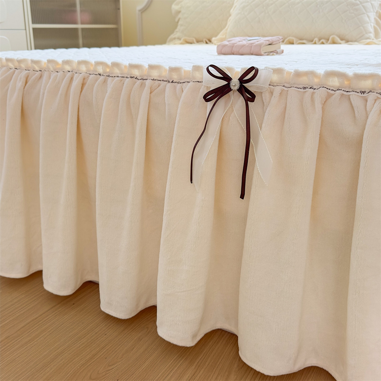 91家纺网 家纺一手货源 找家纺 恒爱家纺 2025新款牛奶绒贴布绣夹棉床裙四件套 象牙白