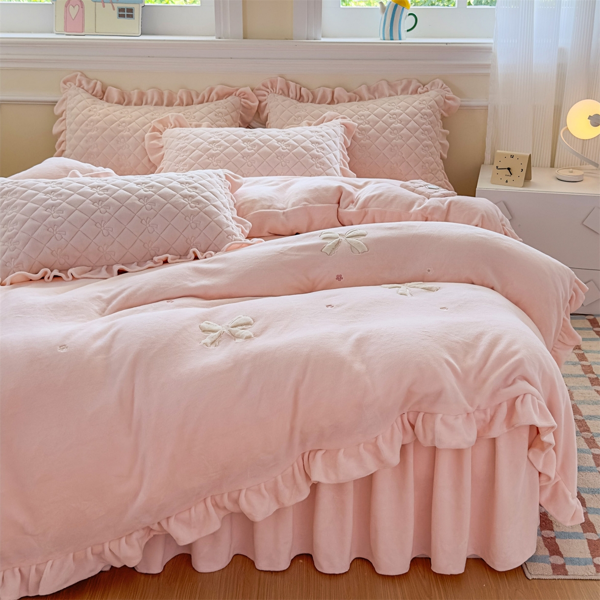 91家纺网 家纺一手货源 找家纺 恒爱家纺 2025新款牛奶绒贴布绣夹棉床裙四件套 温馨粉