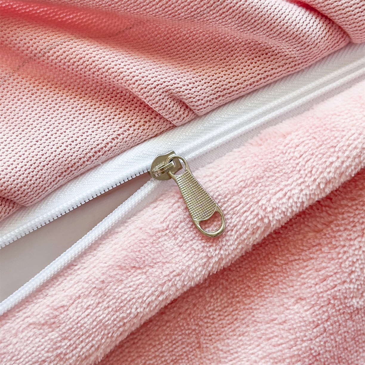 91家纺网 家纺一手货源 找家纺 恒爱家纺 2025新款牛奶绒贴布绣夹棉床裙四件套 豆沙红