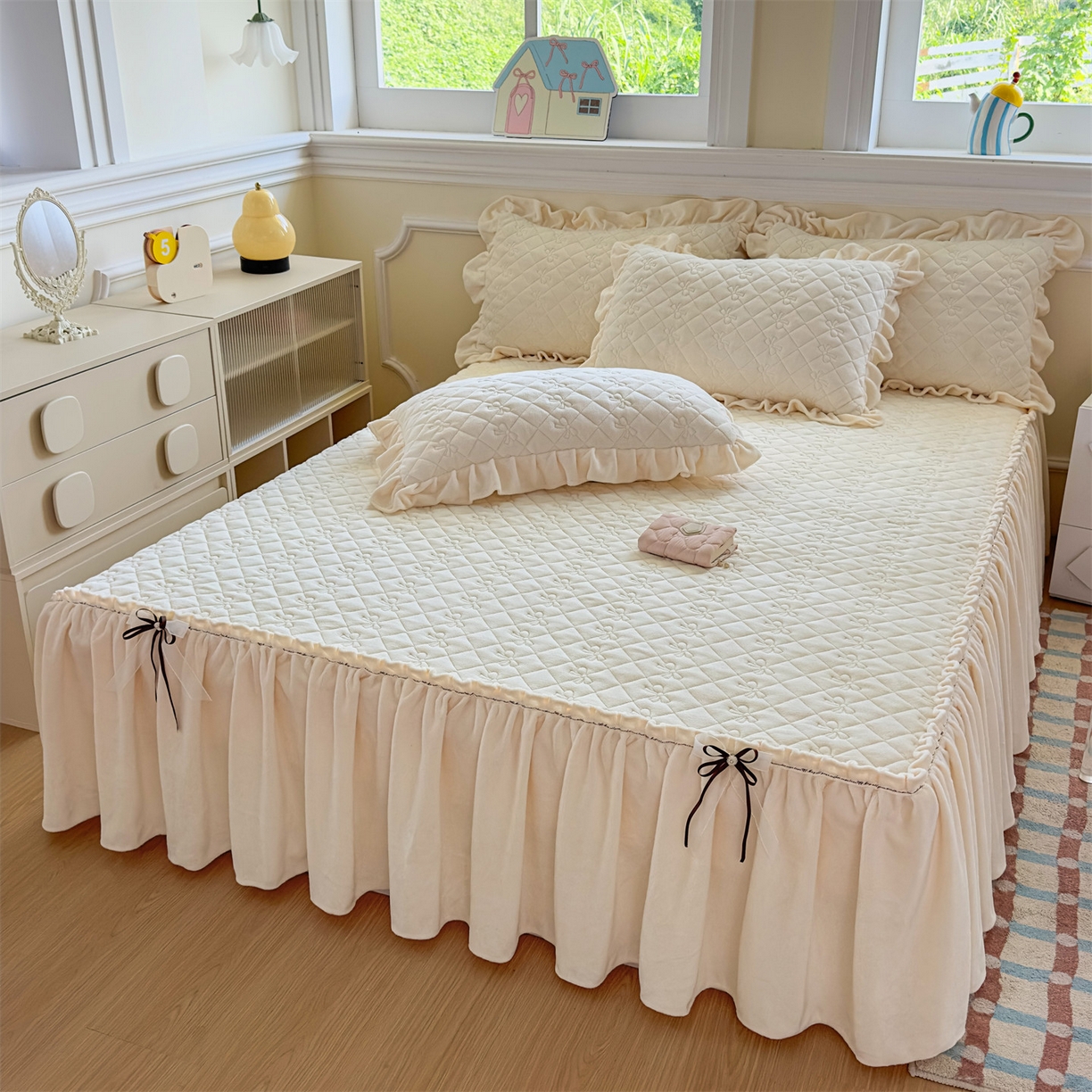 91家纺网 家纺一手货源 找家纺 恒爱家纺 2025新款牛奶绒贴布绣夹棉床裙四件套 象牙白