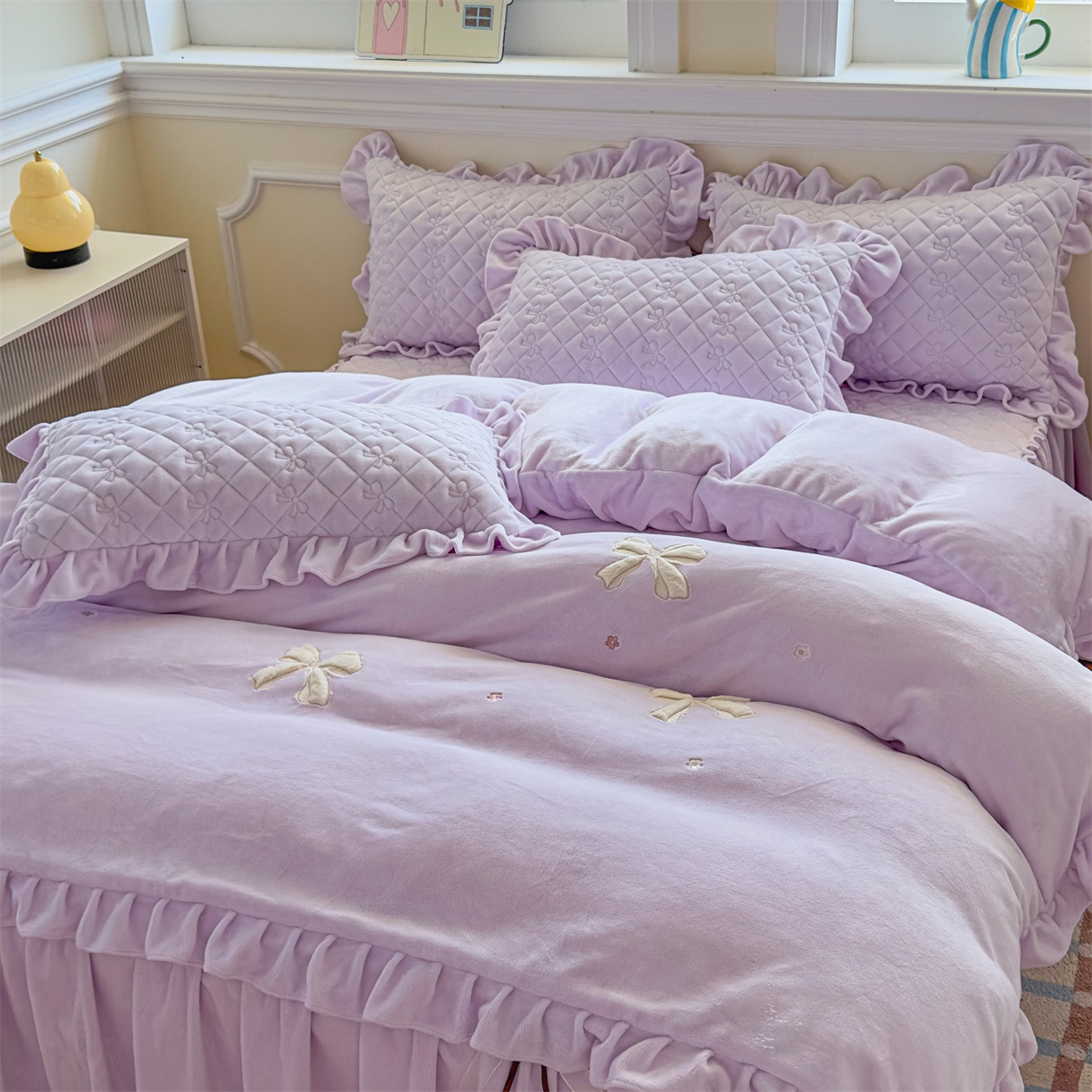 91家纺网 家纺一手货源 找家纺 恒爱家纺 2025新款牛奶绒贴布绣夹棉床裙四件套 浪漫紫