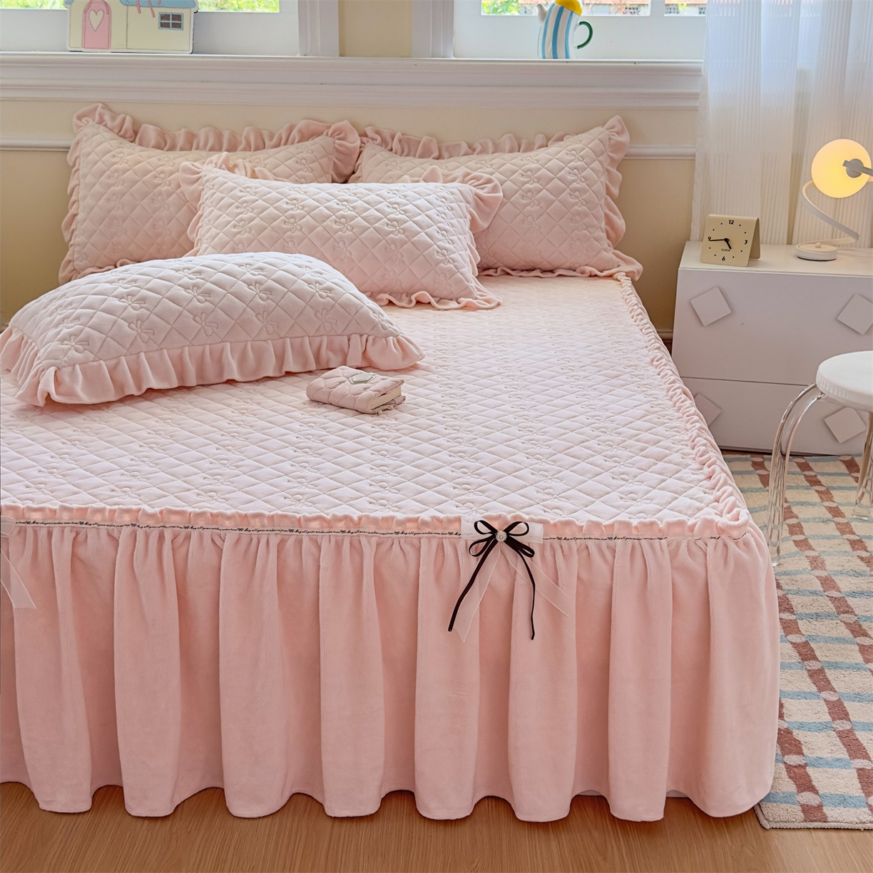 91家纺网 家纺一手货源 找家纺 恒爱家纺 2025新款牛奶绒贴布绣夹棉床裙四件套 温馨粉