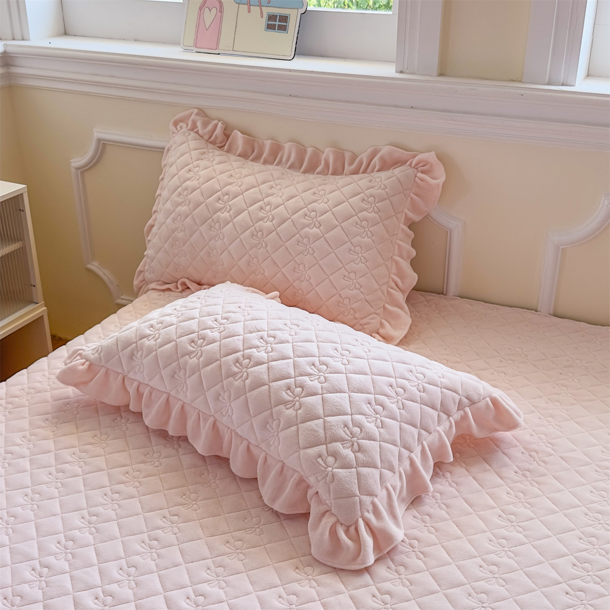 91家纺网 家纺一手货源 找家纺 恒爱家纺 2025新款牛奶绒贴布绣夹棉床裙四件套 温馨粉