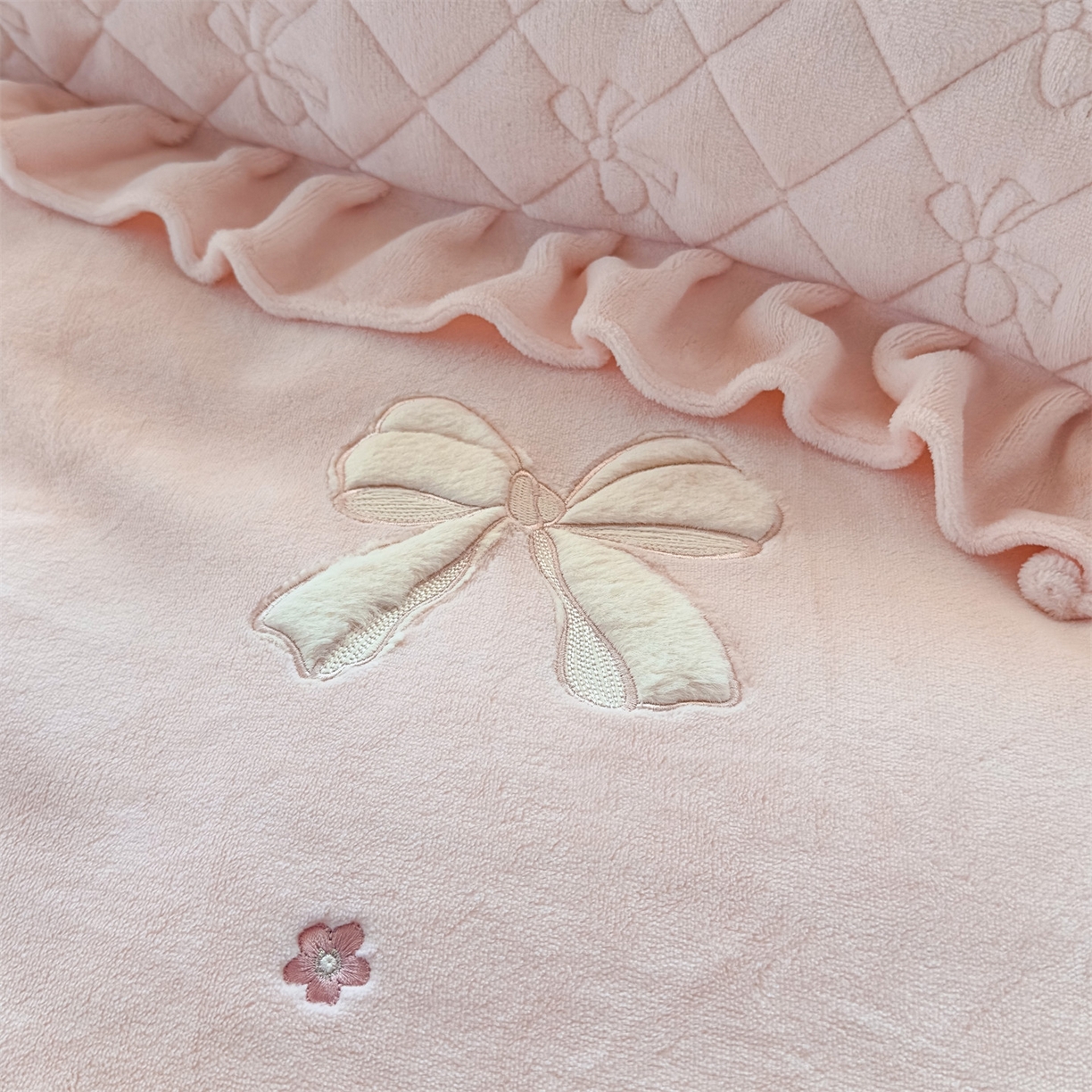 91家纺网 家纺一手货源 找家纺 恒爱家纺 2025新款牛奶绒贴布绣夹棉床裙四件套 温馨粉