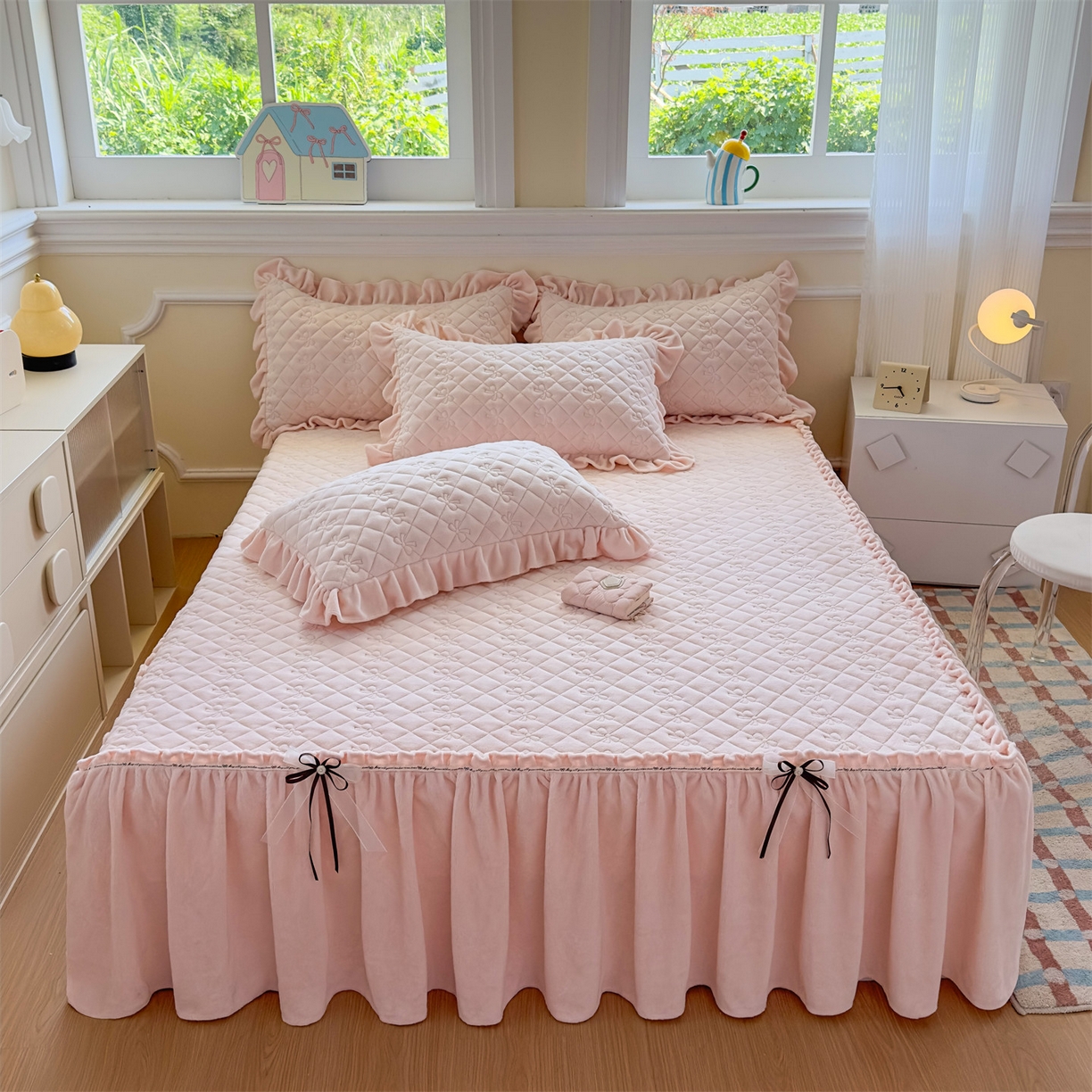 91家纺网 家纺一手货源 找家纺 恒爱家纺 2025新款牛奶绒贴布绣夹棉床裙四件套 温馨粉