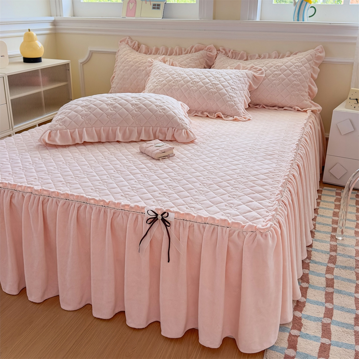 91家纺网 家纺一手货源 找家纺 恒爱家纺 2025新款牛奶绒贴布绣夹棉床裙四件套 温馨粉