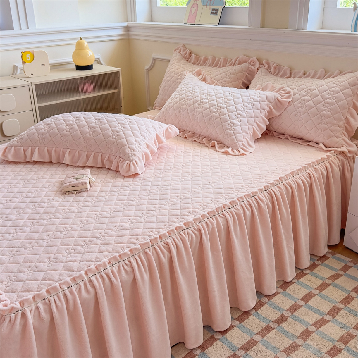 91家纺网 家纺一手货源 找家纺 恒爱家纺 2025新款牛奶绒贴布绣夹棉床裙四件套 温馨粉