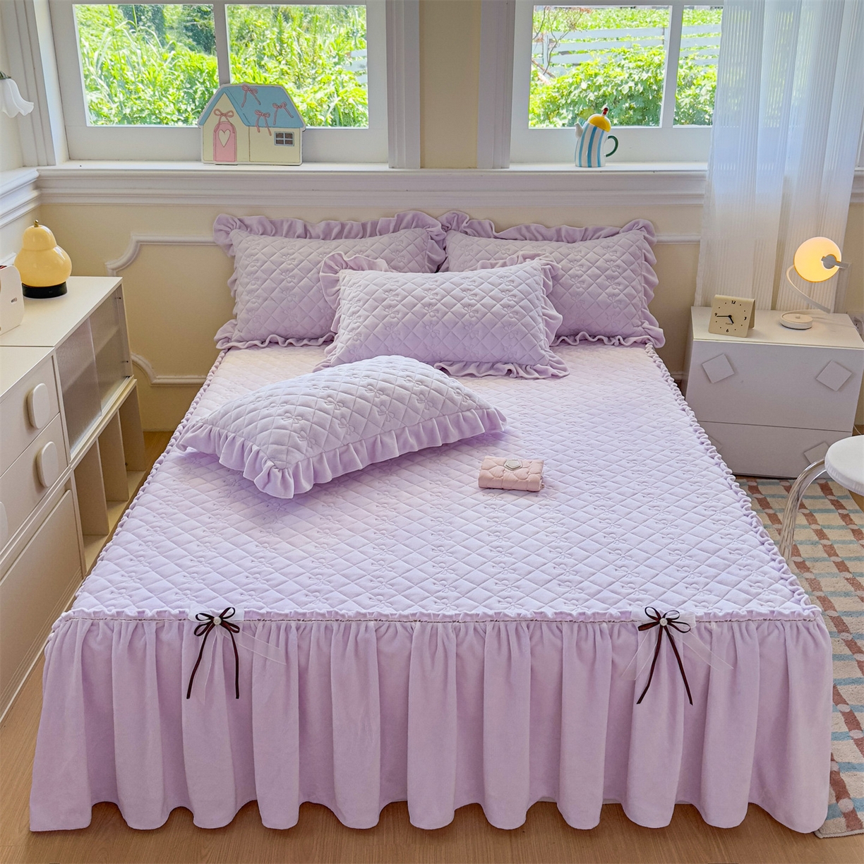 91家纺网 家纺一手货源 找家纺 恒爱家纺 2025新款牛奶绒贴布绣夹棉床裙四件套 浪漫紫