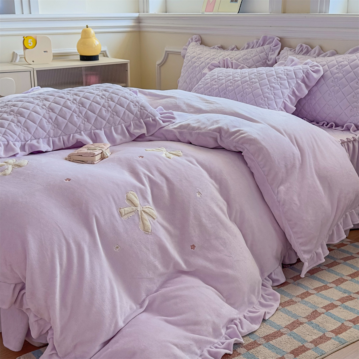91家纺网 家纺一手货源 找家纺 恒爱家纺 2025新款牛奶绒贴布绣夹棉床裙四件套 浪漫紫