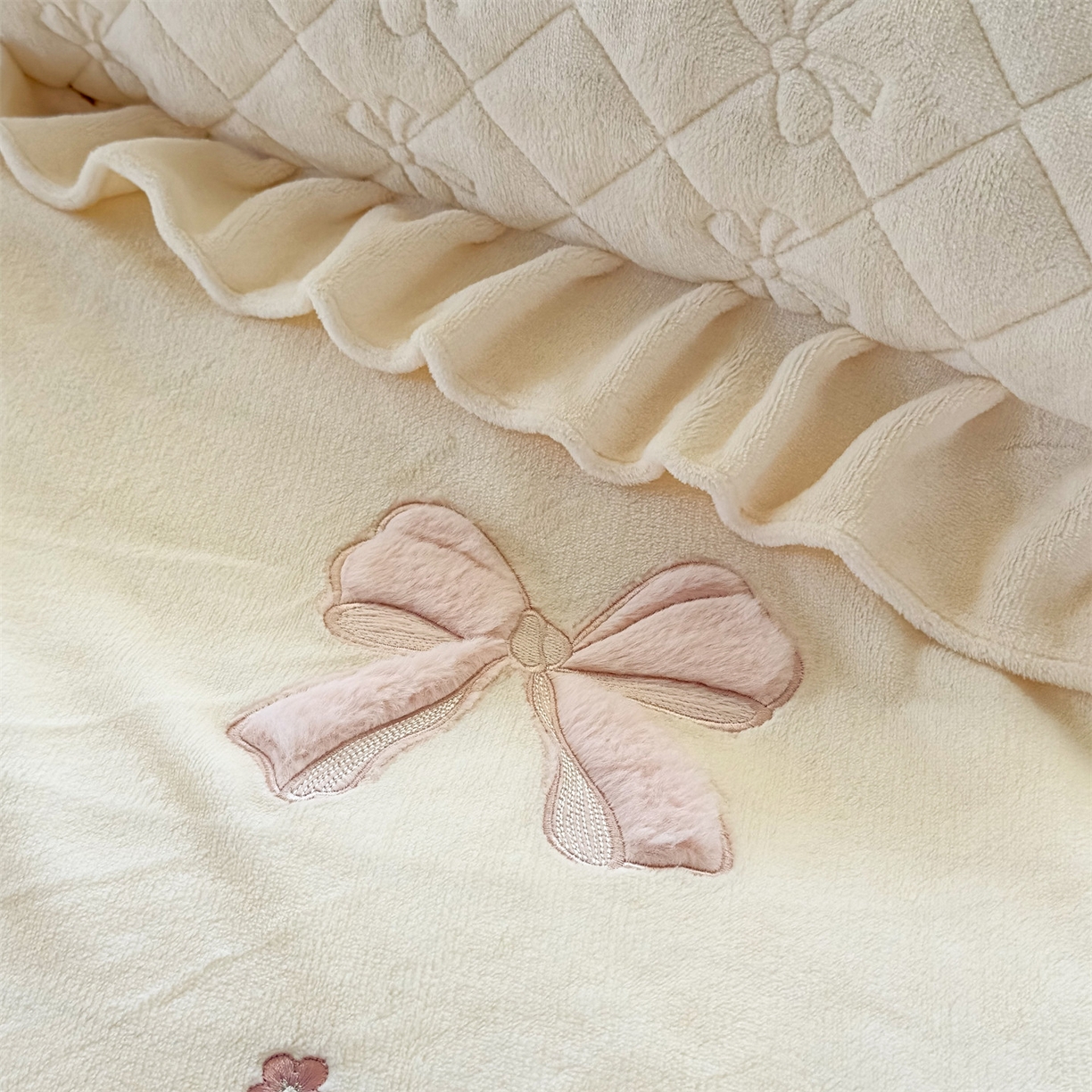 91家纺网 家纺一手货源 找家纺 恒爱家纺 2025新款牛奶绒贴布绣夹棉床裙四件套 象牙白