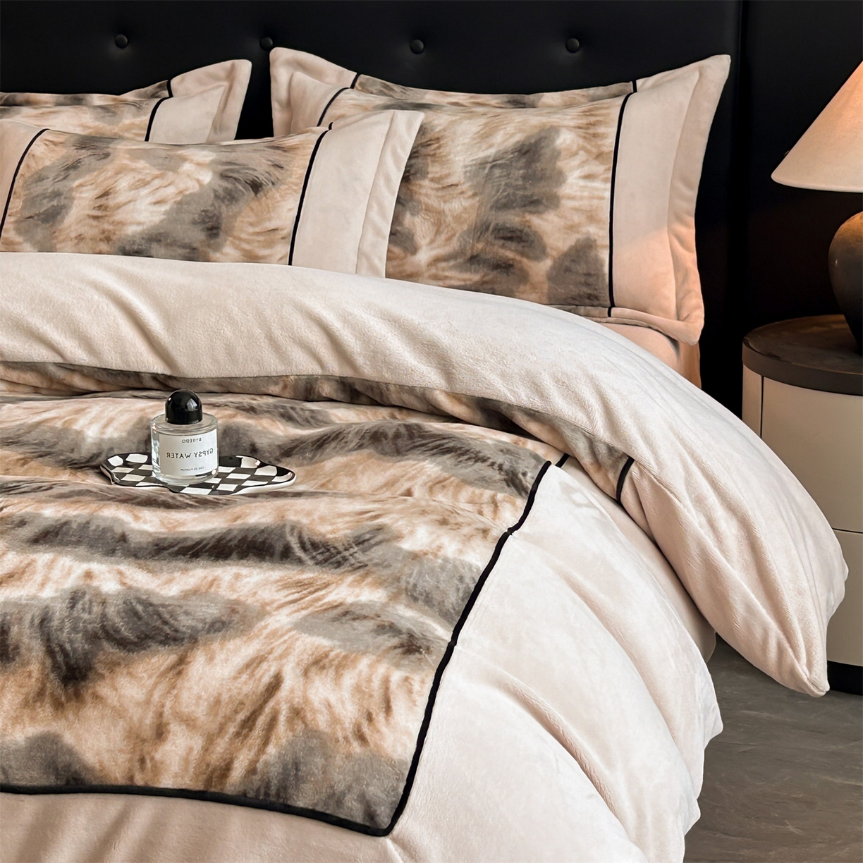 91家纺网 家纺一手货源 找家纺 （总）奥裕家纺 2025新款拼角款雪貂绒四件套-维纳斯