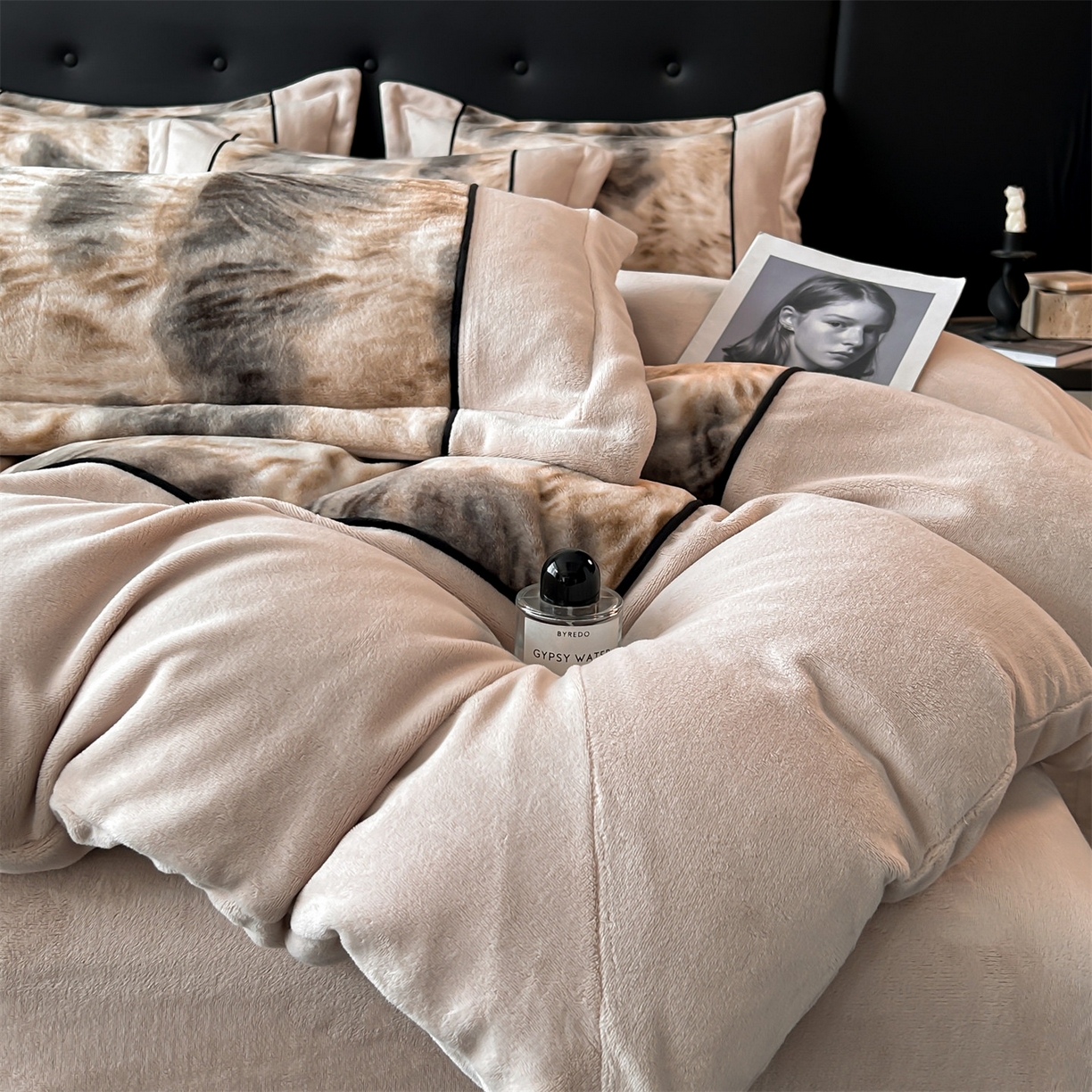 91家纺网 家纺一手货源 找家纺 （总）奥裕家纺 2025新款拼角款雪貂绒四件套-维纳斯