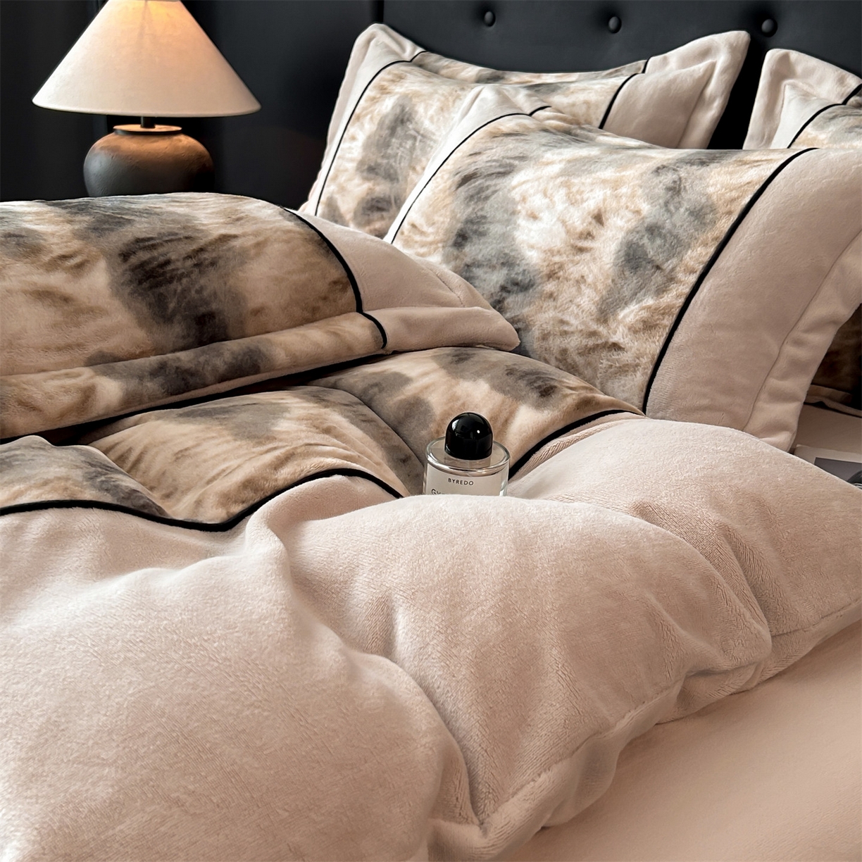 91家纺网 家纺一手货源 找家纺 （总）奥裕家纺 2025新款拼角款雪貂绒四件套-维纳斯