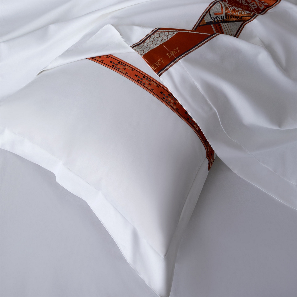 91家纺网 家纺一手货源 找家纺 罗菲尼酒店用品 2025新款高仿棉织带款酒店宾馆四件套 马驹