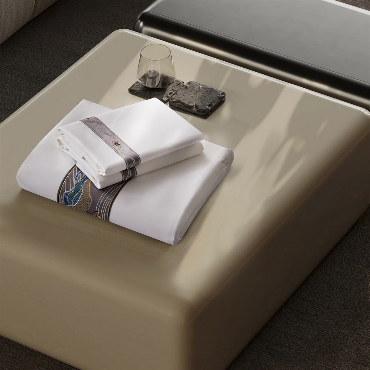 91家纺网 家纺一手货源 找家纺 罗菲尼酒店用品 2025新款高仿棉织带款酒店宾馆四件套 夏日  灰